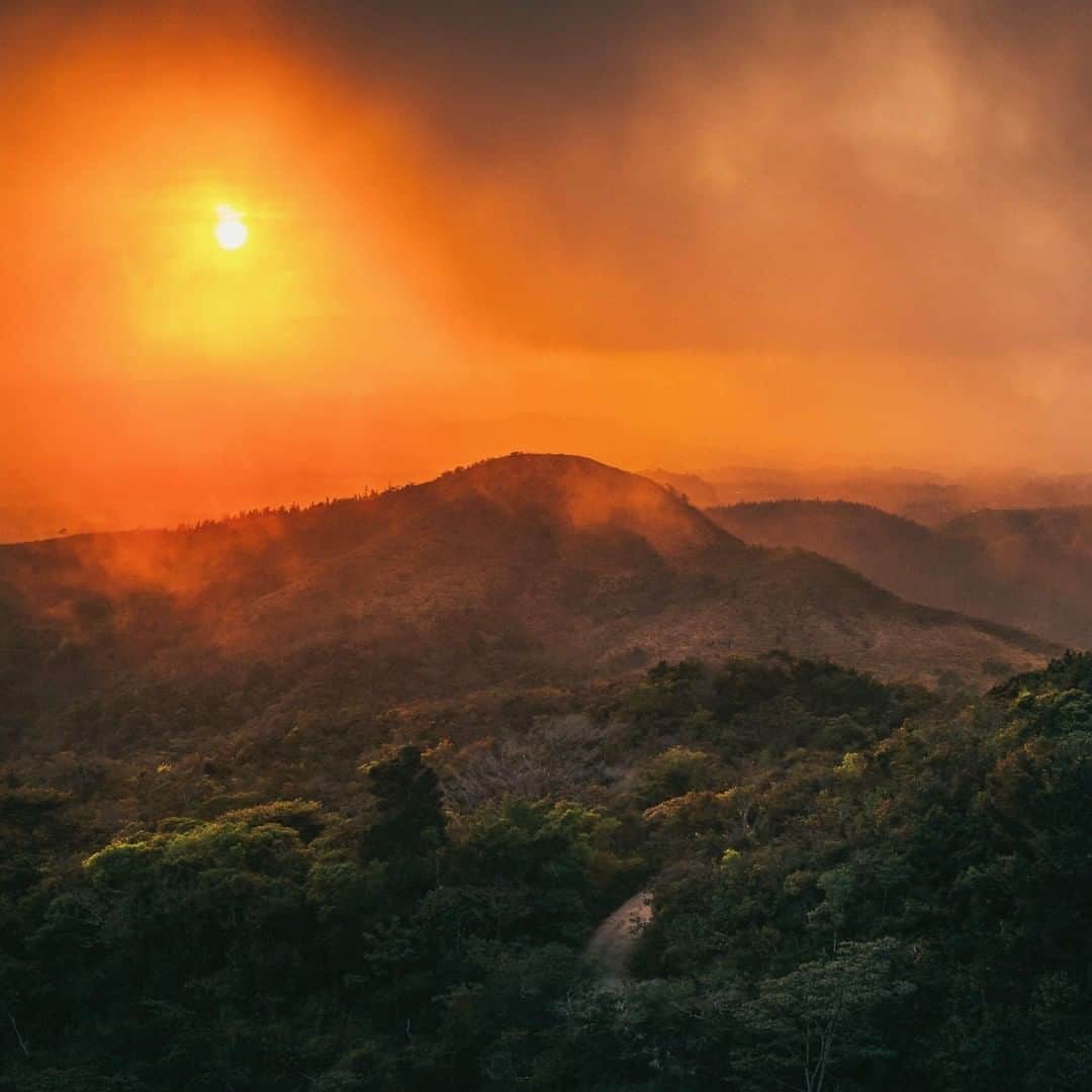 Lonely Planetさんのインスタグラム写真 - (Lonely PlanetInstagram)「'During my time in El Valle, I felt I was chasing sunlight... Since I am not much of a morning person, I've always preferred sunsets to sunrises, and if you also like epic ends of day, you're in for a treat! The first day, I decided to climb the mountain named Cara Iguana, two hours before dusk, even though the peak was lost in the clouds. I've learnt many times that weather changes extremely fast in the mountains, so I gave it a shot. After a few minutes waiting at the top in the rain and wind, the view got clearer, and when the sunlight broke through the dark clouds, the sky lit up, literally! I've never seen such a breathtaking sunset before!' – @timdavhen -- That's all for this weekend's #lpinstatakeover! Check out @timdavhen for more. #lpPathfinders #BestinTravel #Panama」5月13日 2時00分 - lonelyplanet