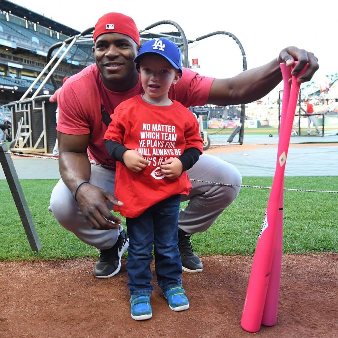 ヤシエル・プイグのインスタグラム：「No matter which team I play for he will always be my #1 fan 😀🙏 #red #blue #fan #love #mlb #puigyourfriend」