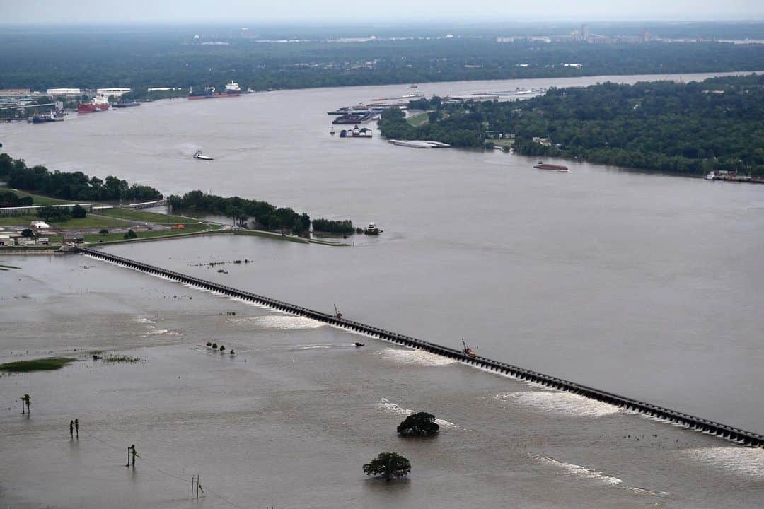 NBC Newsさんのインスタグラム写真 - (NBC NewsInstagram)「Workers open bays of the Bonnet Carre Spillway to divert rising water from the #MississippiRiver in Norco, #Louisiana, on Friday. Torrential rains in the area caused the river to rise rapidly, and Louisiana's governor issued a statewide emergency declaration in the wake of damage caused by severe #weather. . 📷 Gerald Herbert / @apnews」5月13日 1時55分 - nbcnews