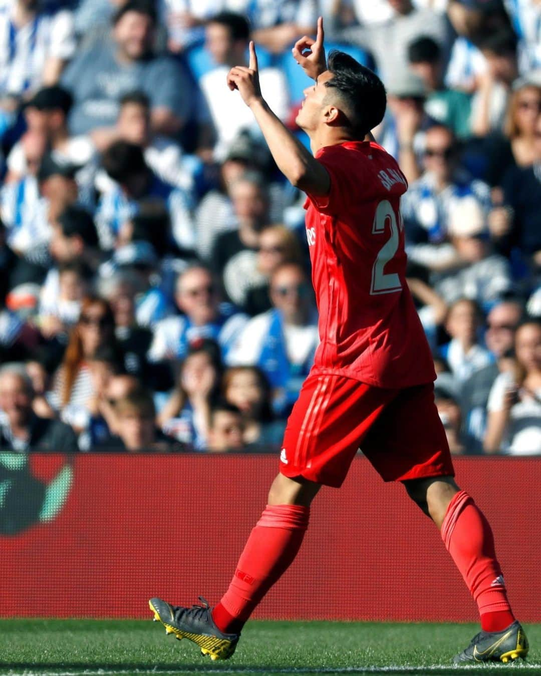 LFPさんのインスタグラム写真 - (LFPInstagram)「🆕 @brahim scores his first GOLAZO in a @realmadrid shirt! 🔝💜 • #LaLiga #LaLigaSantander #RealMadrid #Brahim #Football #Goals」5月13日 1時55分 - laliga