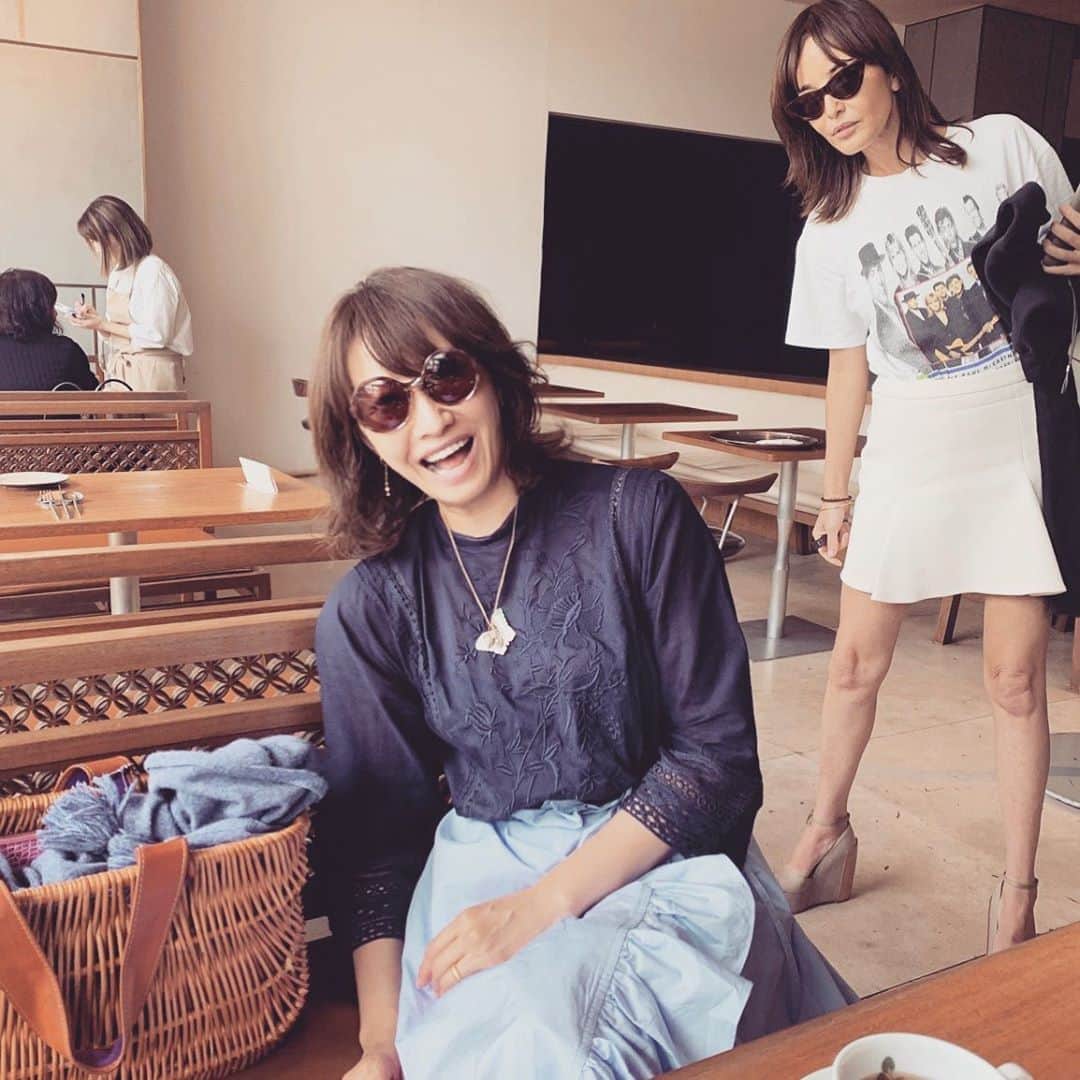 風間ゆみえのインスタグラム：「「梨花ちゃん」のお仕事が忙しい梨花先生。  いつ話しても、ときにどんなシリアスな話でも面白い。いつだって、どこでだって、楽しめることが最強だ。なんて話すと私たちが最強説を唱えている風だけど、そうでもない。  私たちはどちらかというと思考に遊ばされがちだ。結局のところ答えなんて決まっていたりしても、思考が止まらない。すごく本能的なのに、思考からも離れない。例えば、決まっているゴールに向かって、Aコースを進んで到達したゴールと、Sコースを進んで到達したゴール、結果は同じでも私たち個人の経験値の色合いには大きな違いがある。どっちがベストだったのか、正しいのかなんていうことは、私たちが決められることだ。あたりまえだ、自分自身のできごとなのだから。  どんな結果にも価値がある、そう思える今も毎日アップデートしている。  あたりまえの日常は、あたりまえではないことに、目を、耳を、傾けながら、身の回りの幸せに感謝を唱えながら自分の中にあふれでるものをこれからも発信していこう。」