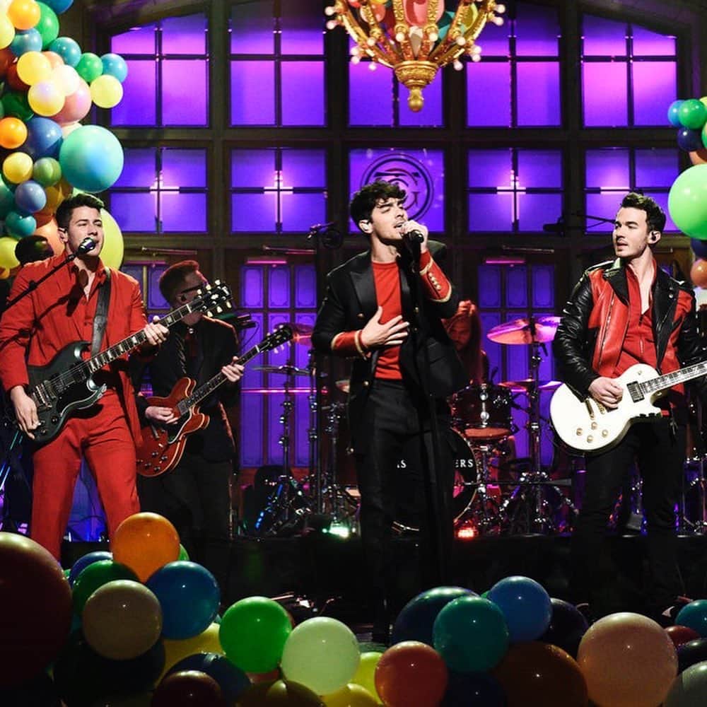 Just Jaredさんのインスタグラム写真 - (Just JaredInstagram)「The @jonasbrothers hit the stage at @nbcsnl for the second time. They even joined in on a sketch! #JonasBrothers #KevinJonas #JoeJonas #NickJonas #SaturdayNightLive Photos: @nbc」5月13日 2時04分 - justjared