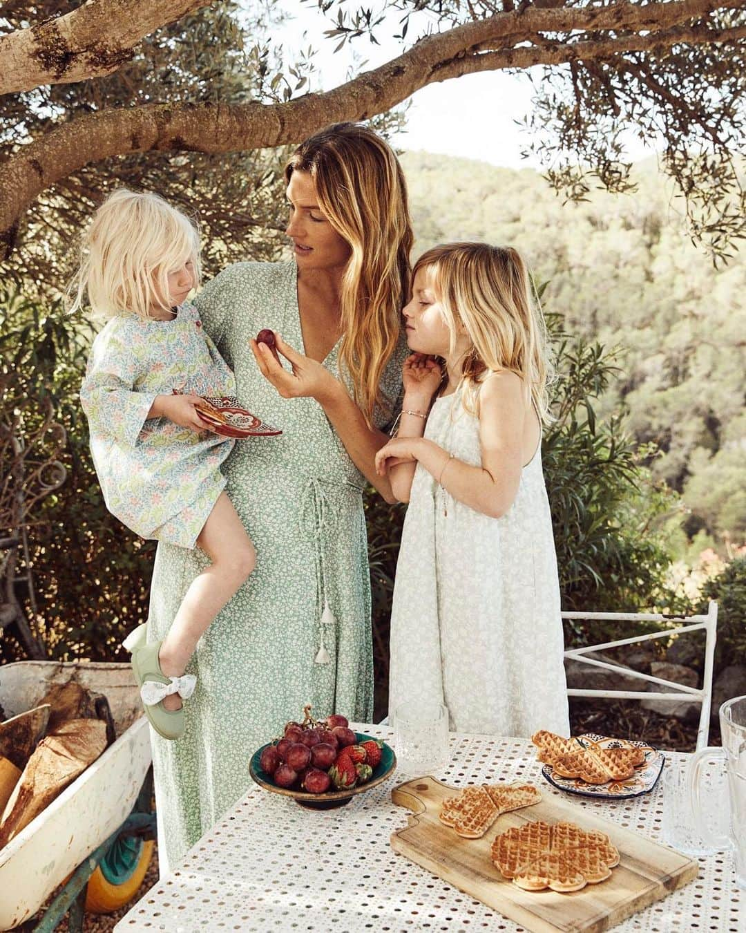 Anthropologieさんのインスタグラム写真 - (AnthropologieInstagram)「Wishing you a Mother's Day brimming with sweetness 🍓 (link in profile to shop @vanessabreuer1's look)」5月13日 2時08分 - anthropologie