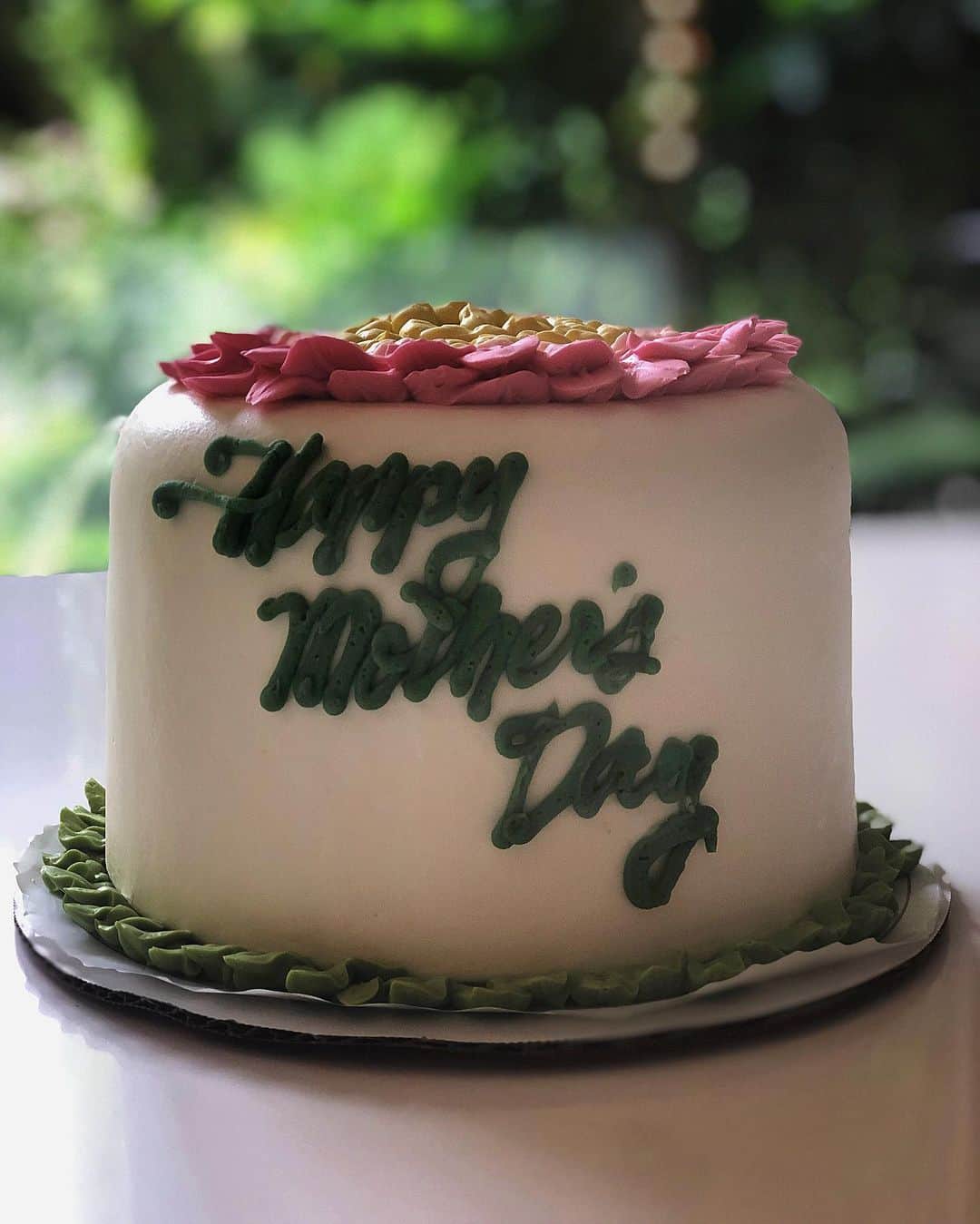 ハル・ベリーさんのインスタグラム写真 - (ハル・ベリーInstagram)「Only on #MothersDay do we have cake for breakfast! 🍰🍰🍰 #HappyMothersDay to Moms all over the globe. Whether you are a stay at home mom or a working mother... hats off to you ALL ! It’s is the best job we’ll ever do! ❤️」5月13日 2時08分 - halleberry
