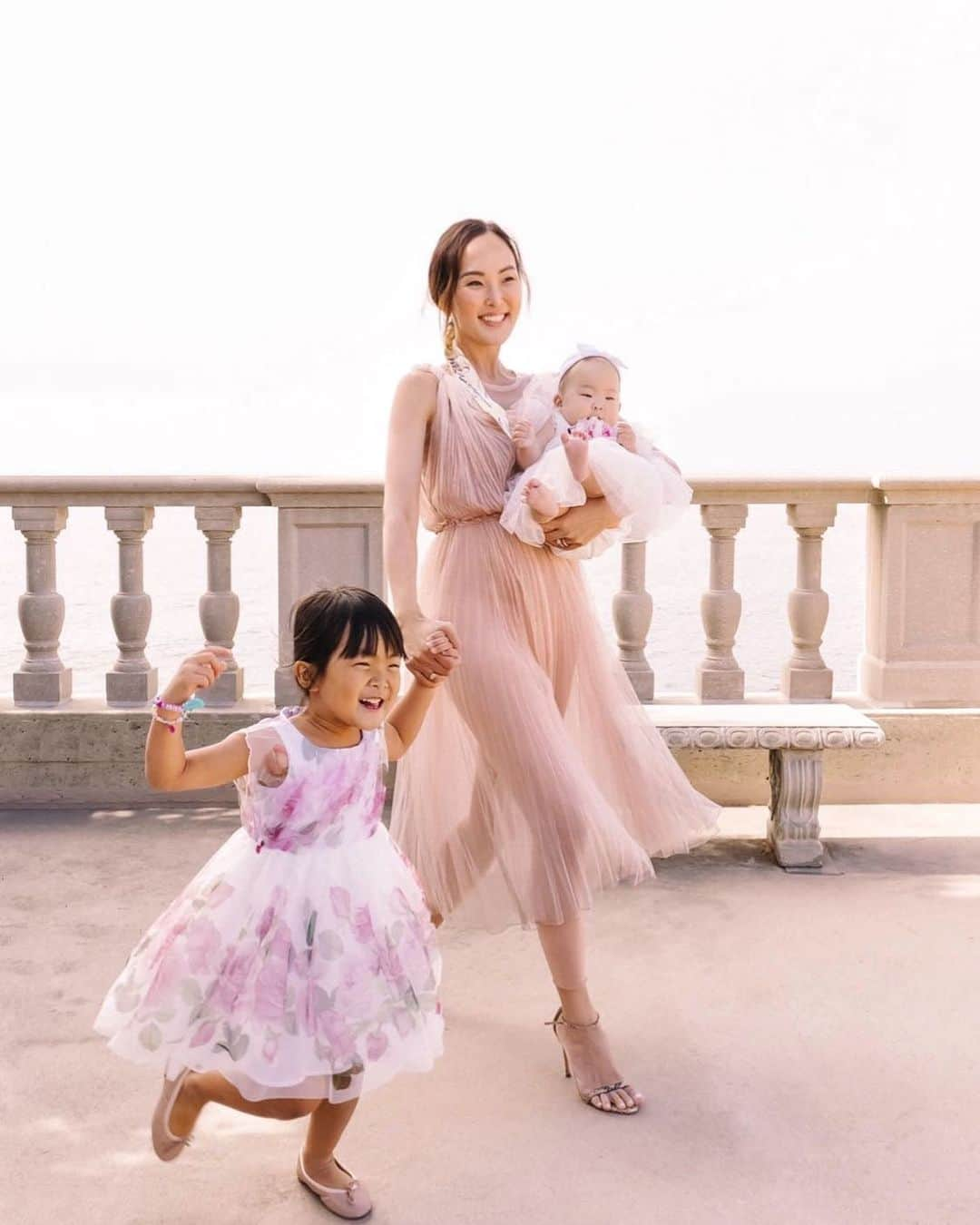 クリッセル・リムさんのインスタグラム写真 - (クリッセル・リムInstagram)「Happy Mother’s Day to all the mamas out there! Celebrating my first Mother's Day as a mom of two with @monnalisa_official . Sharing my experience as a mom of two on #thechrisellefactor today >> http://bit.ly/2LF8f5C 👩‍👧‍👧 link in bio」5月13日 2時14分 - chrisellelim