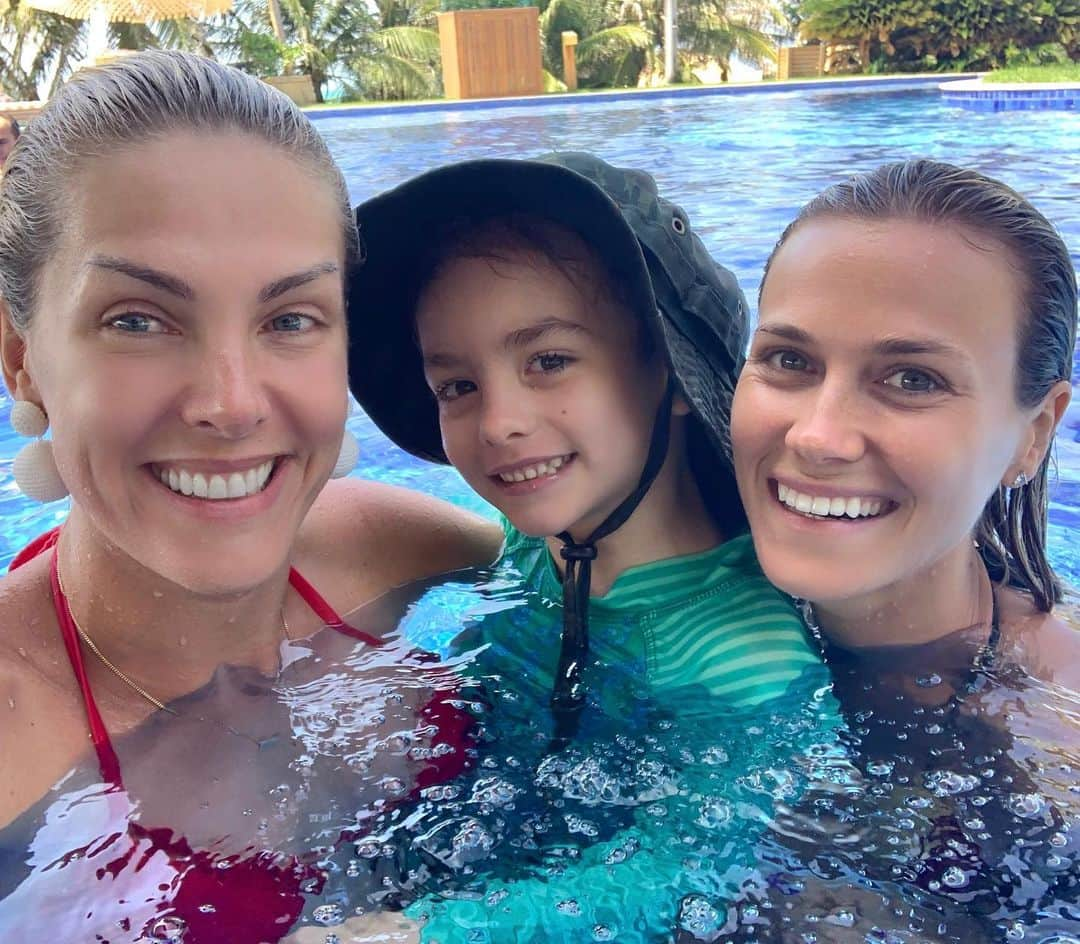 Ana Hickmannさんのインスタグラム写真 - (Ana HickmannInstagram)「Domingo de festa e bagunça na piscina 😎🐠🦀. Encontramos nossos amigos @renatakuerten e Beto Senna aqui no @carmelcharme . Cada dia mais linda Renata!!!!! @carmelcharme @calderonjornalista @vibeimprensa @egroup_hotels」5月13日 2時16分 - ahickmann