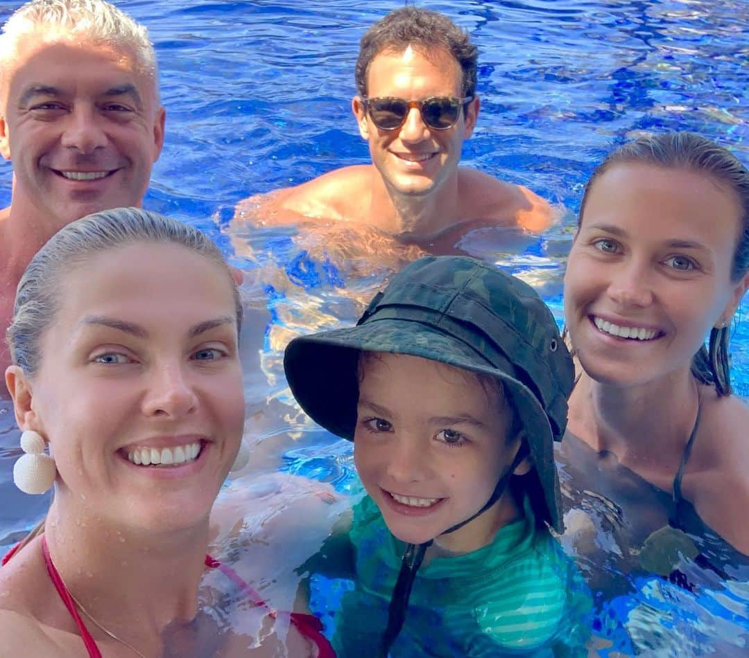 Ana Hickmannさんのインスタグラム写真 - (Ana HickmannInstagram)「Domingo de festa e bagunça na piscina 😎🐠🦀. Encontramos nossos amigos @renatakuerten e Beto Senna aqui no @carmelcharme . Cada dia mais linda Renata!!!!! @carmelcharme @calderonjornalista @vibeimprensa @egroup_hotels」5月13日 2時16分 - ahickmann