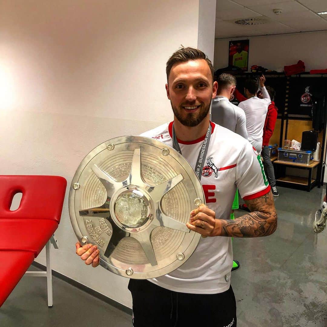 マルコ・ヘーガーのインスタグラム：「Zweitligameister🐐🔴⚪️ @fckoeln  #champion #meister #bundesliga #effzeh #fc #köln #durchetfüer #proud #team #together #mh6 #liebedeinestadt」