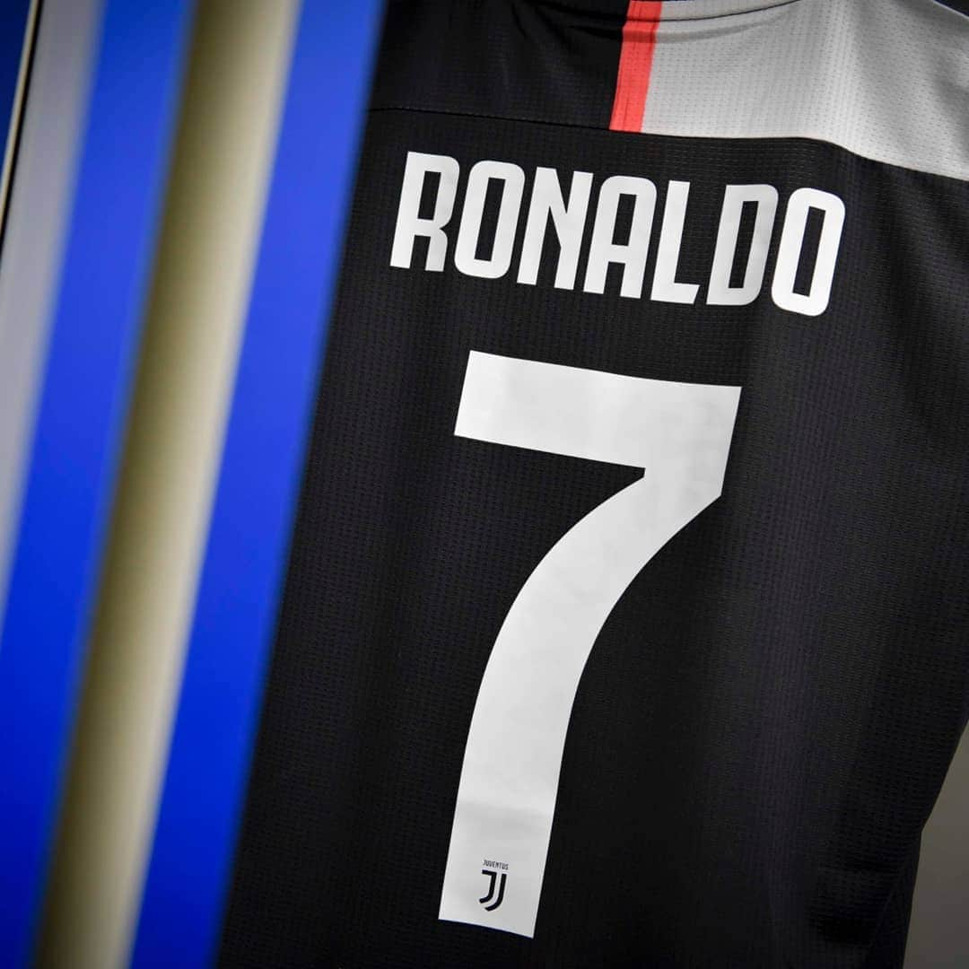 ユヴェントスFCさんのインスタグラム写真 - (ユヴェントスFCInstagram)「Our new Kit 😍 #BeTheStripes」5月13日 2時27分 - juventus