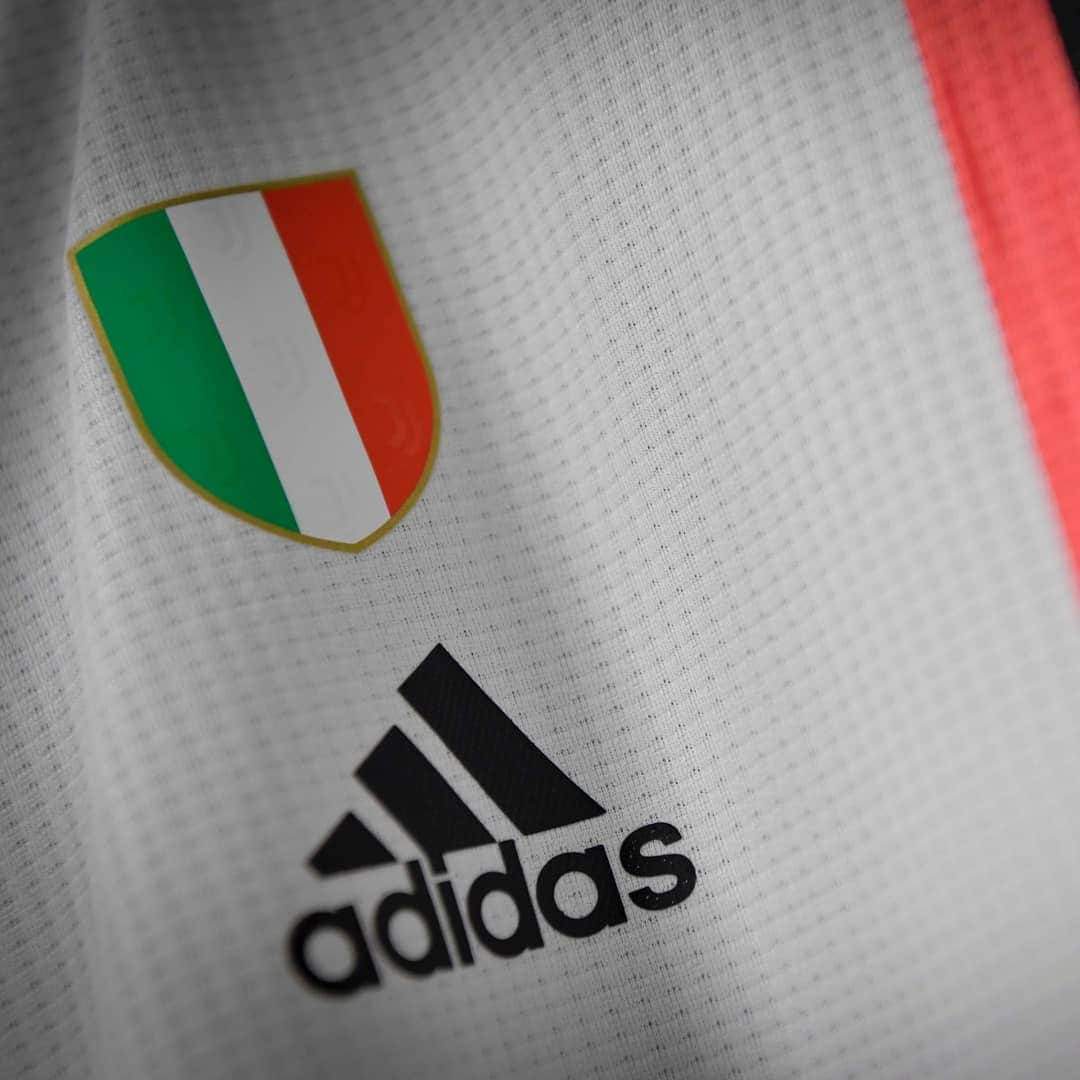 ユヴェントスFCさんのインスタグラム写真 - (ユヴェントスFCInstagram)「Our new Kit 😍 #BeTheStripes」5月13日 2時27分 - juventus