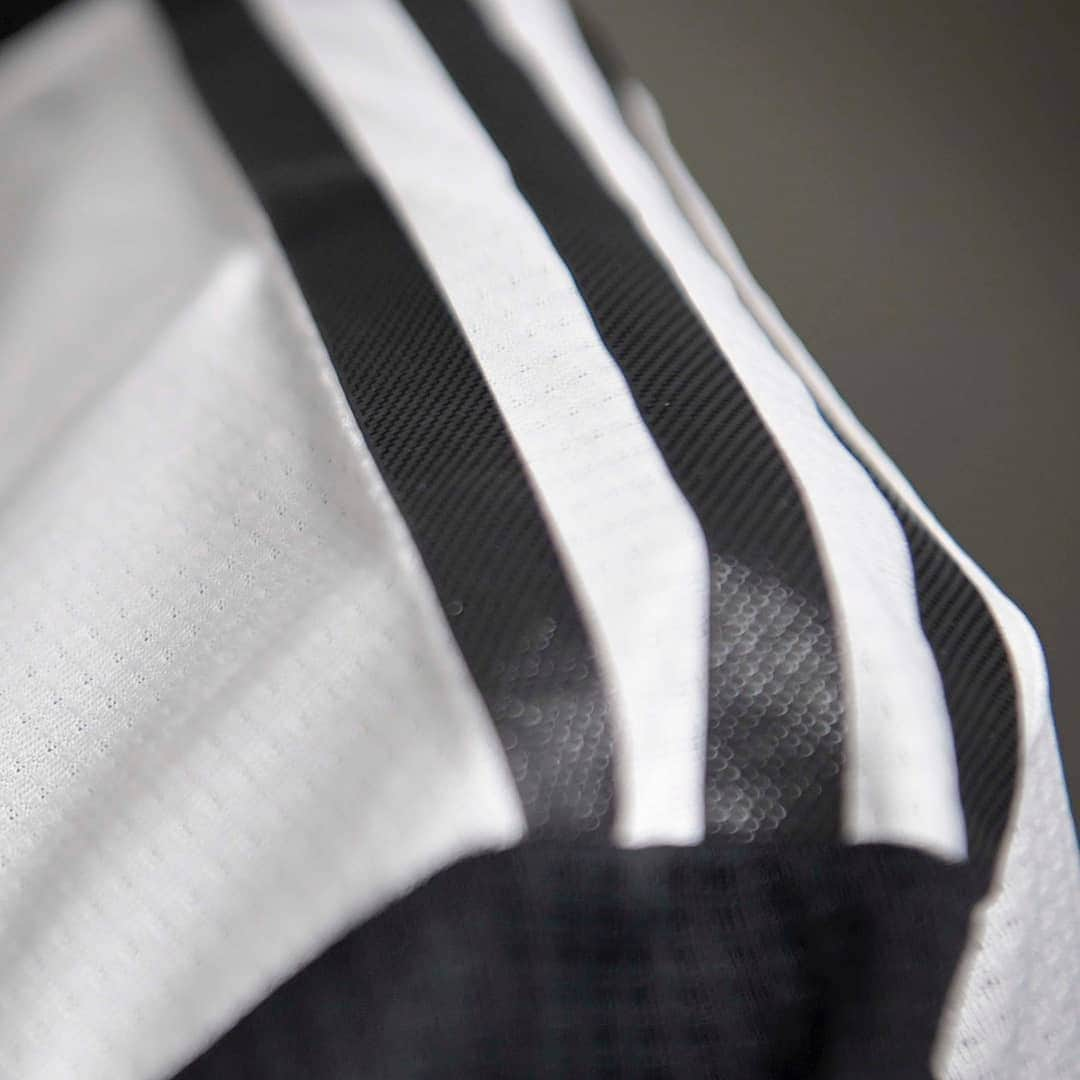 ユヴェントスFCさんのインスタグラム写真 - (ユヴェントスFCInstagram)「Our new Kit 😍 #BeTheStripes」5月13日 2時27分 - juventus