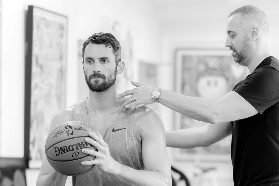 ケビン・ラブさんのインスタグラム写真 - (ケビン・ラブInstagram)「Attention to detail. Putting in the time with @fab9osteopro. Excellent travail cette semaine mon ami. (📸: @chriselisenbaphotos)」5月13日 2時20分 - kevinlove