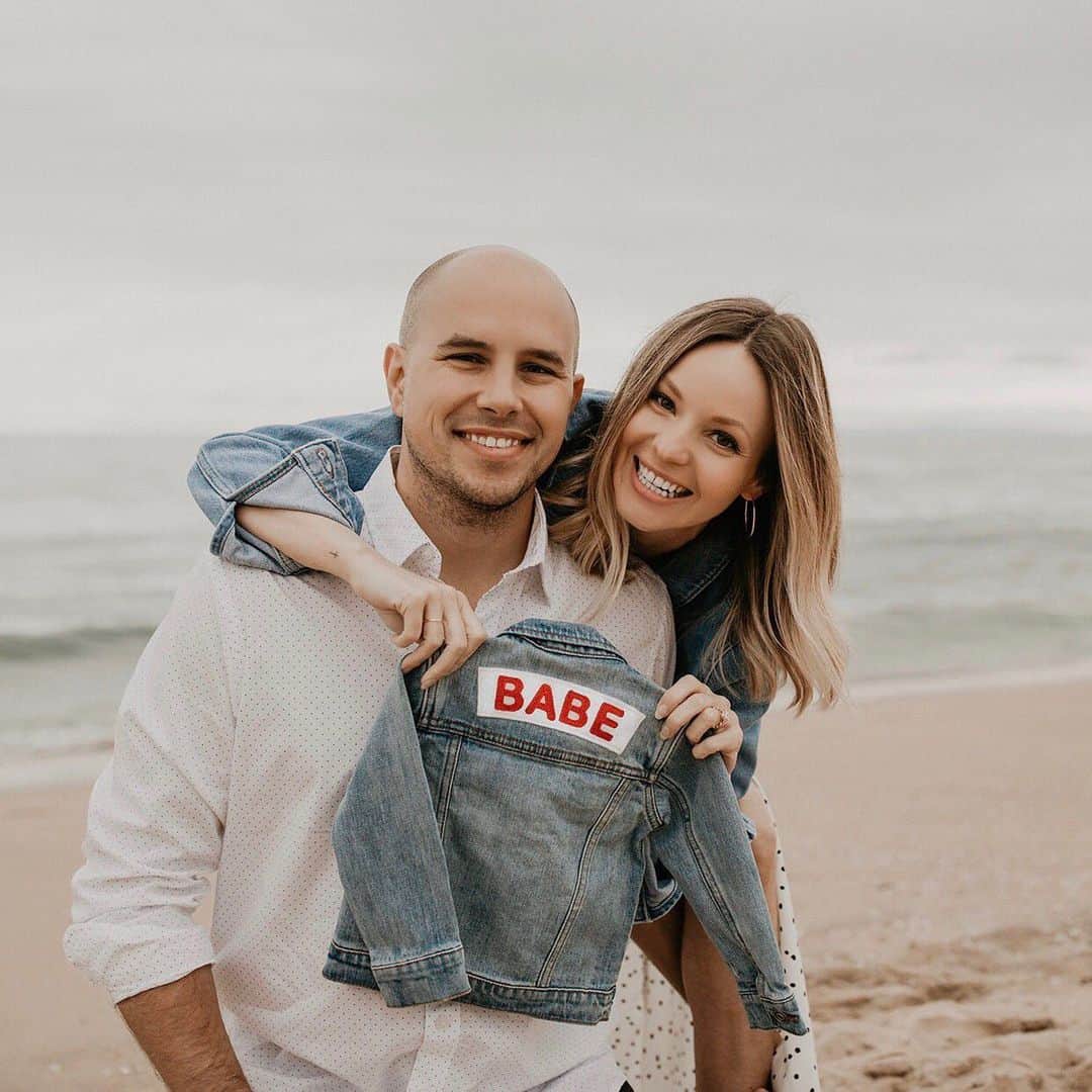 サマンサ・ドロークのインスタグラム：「OH BABY! We’re gonna be parents!! #October2019 📸: @johnpolicarpio  #babytomchik #happymothersdaytome #pregnancyannouncement #werehavingababy #parents #babyannouncement」