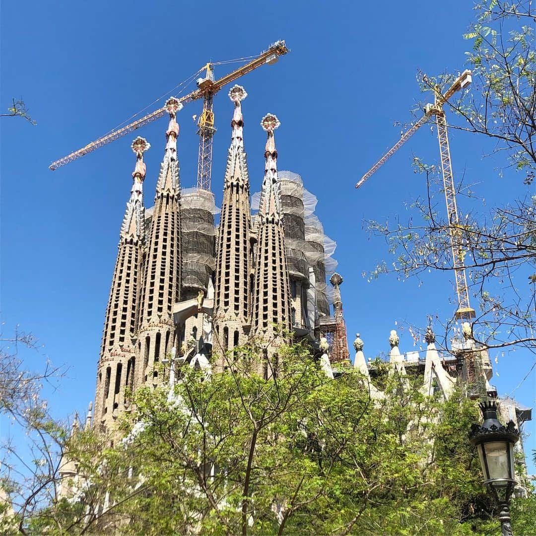 ダグラス・ラザノのインスタグラム：「Hola from Barcelona! 🇪🇸❤️ #sagradafamilia #barceloneta #casabatlló #spain」