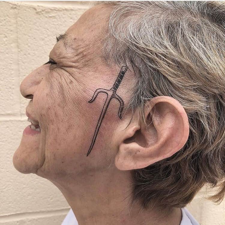 Art Collective Magazineさんのインスタグラム写真 - (Art Collective MagazineInstagram)「Happy Mother’s Day, go get your face tattooed 🗡  Tattoo by @robbiepina 💥 #happymothersday #artnerd #artcollective」5月13日 2時29分 - art_collective