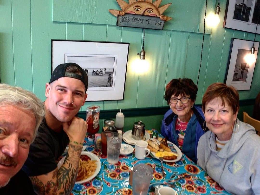 ザッキー・ヴェンジェンスのインスタグラム：「Happy Mother’s Day to all you moms #mothersday #loveyoumom #brunch #family #oceancity #letsmakeadifference」