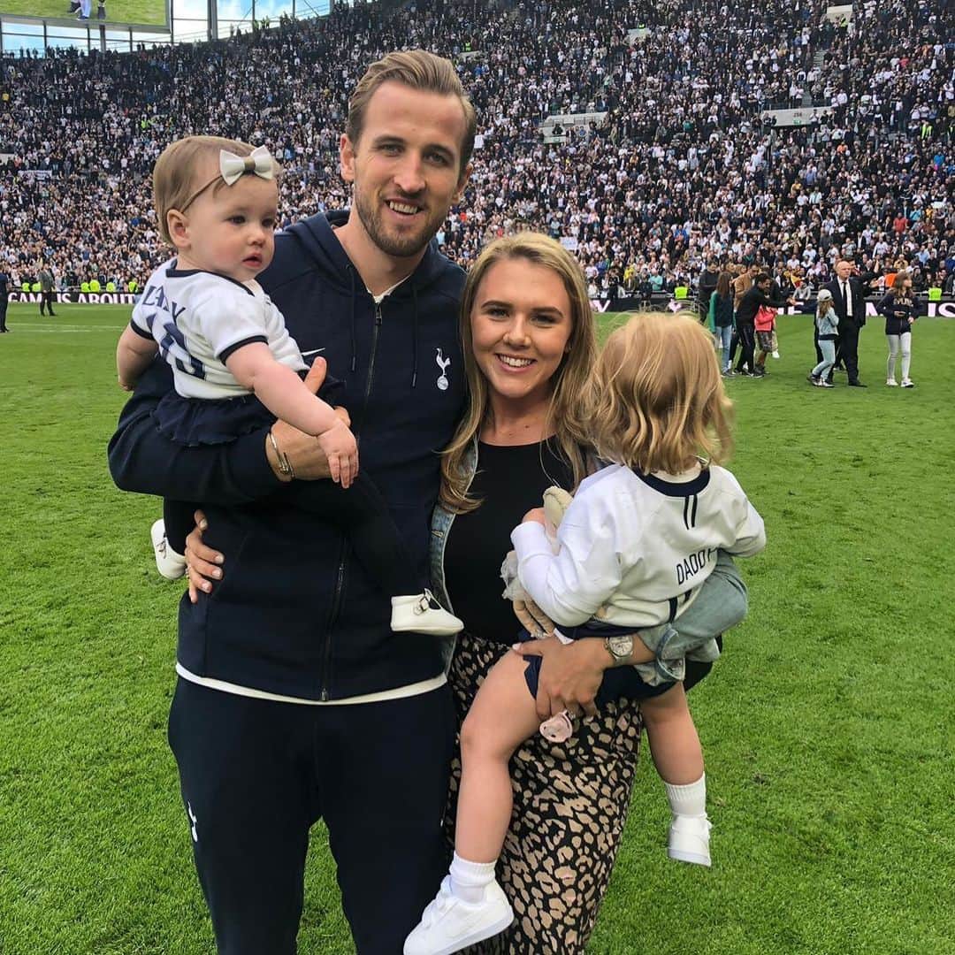 ハリー・ケインのインスタグラム：「Thank you for your support this season! A top four finish now on to the @ChampionsLeague final! #COYS」