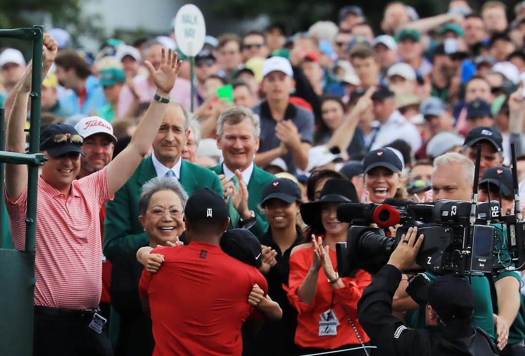 タイガー・ウッズのインスタグラム：「Wishing a Happy Mother’s Day to my biggest supporter and the rock in our family. Thank you for your continuous love and for still being that smile in the crowd I look for after the 18th hole. Love you Mom!」