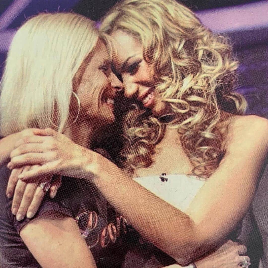 レオナ・ルイスのインスタグラム：「Although it isn’t Mother’s day in the UK, it is in the US & any excuse to celebrate my mama is a good one 🌸 my absolute world, best friend & woman I wish to be some day. I love you with all my heart 💕」