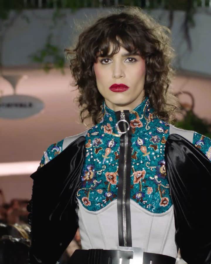 のインスタグラム：「#LVCruise Intricately embellished. A closer look at @NicolasGhesquiere’s latest #LouisVuitton collection presented at the TWA Flight Center in New York. Watch the show now at louisvuitton.com」