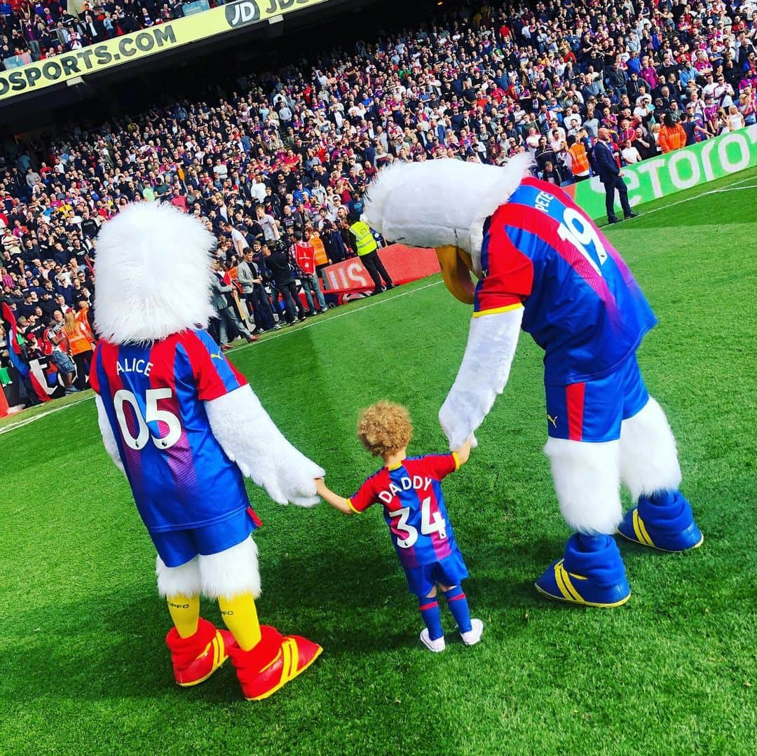 マーティン・ケリーさんのインスタグラム写真 - (マーティン・ケリーInstagram)「The Last game of season 18/19 🔴🔵 Thankyou everyone there today and throughout the season! We wouldn’t of been able to do it without you ♥️ Happy holidays everyone 👍🏼 #cpfc #eagles #epl #selhurst」5月13日 2時50分 - martinkelly_34