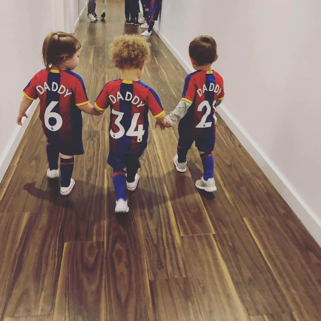 マーティン・ケリーのインスタグラム：「The Last game of season 18/19 🔴🔵 Thankyou everyone there today and throughout the season! We wouldn’t of been able to do it without you ♥️ Happy holidays everyone 👍🏼 #cpfc #eagles #epl #selhurst」