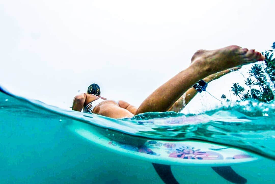 リア・クレインさんのインスタグラム写真 - (リア・クレインInstagram)「We know only too well that what we are doing is nothing more than a drop in the ocean.  But if the drop were not there, the ocean would be missing something. - Mother Teresa 📷: @thereefgirl 💕 #surf #sea #bigblue #surfing」5月13日 2時51分 - leahcraneclimbing