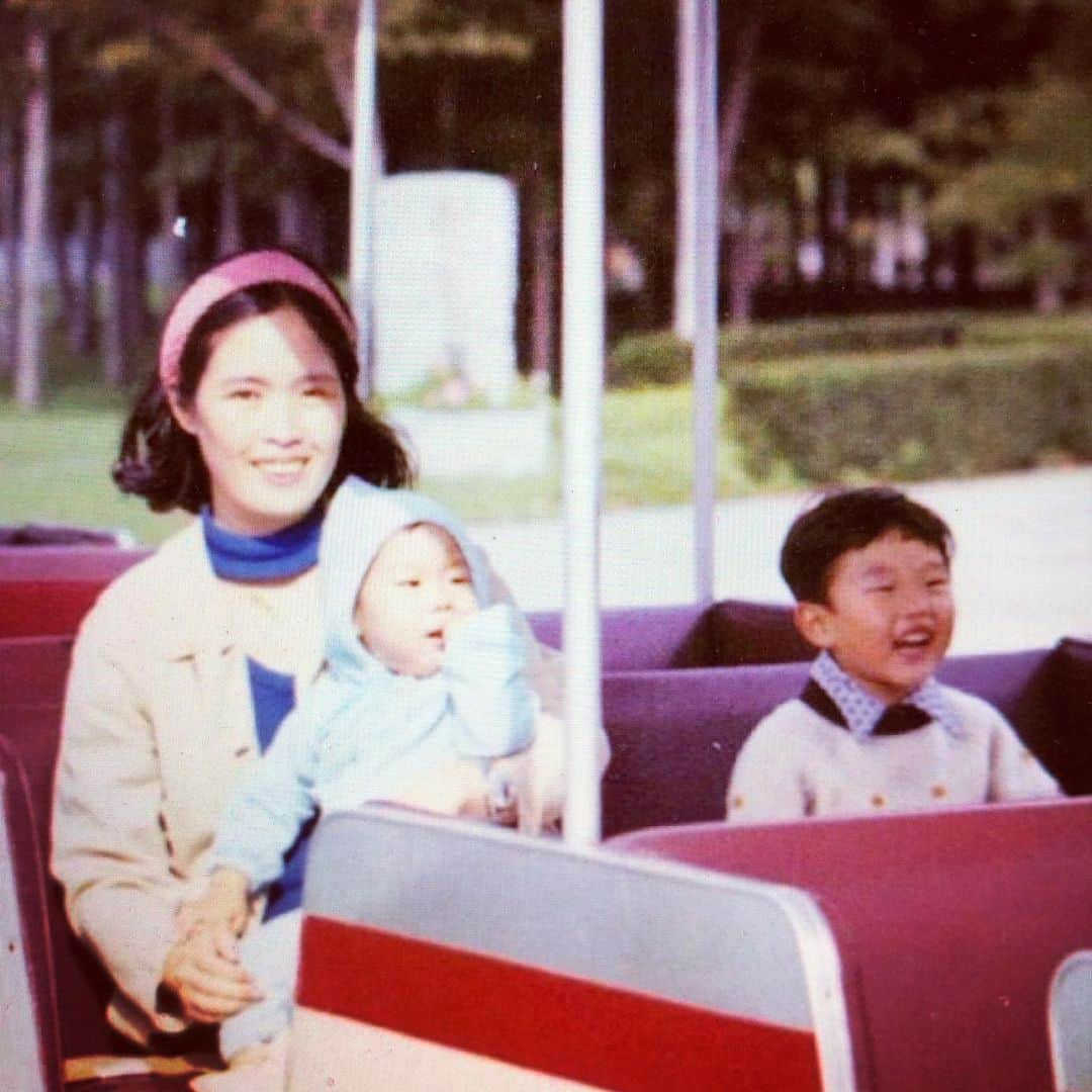 ダニエル・デイ・キムさんのインスタグラム写真 - (ダニエル・デイ・キムInstagram)「This is one of the few photos I have of my mom where she’s smiling and looking into the camera. Whenever someone would try to take a picture of her she would put her head down and look away because she never thought she was pretty. It’s hard for her even now.  So what better day than today (and now that she has an IG account) to say  Love you, #mom. I’ve always thought you were so beautiful, inside and out.  Happy #mothersday, everyone. Hope all the moms out there are celebrated the way they deserve. (And yes, that’s me on the right, being a goofball, as usual.🤦🏻‍♂️)」5月13日 3時01分 - danieldaekim