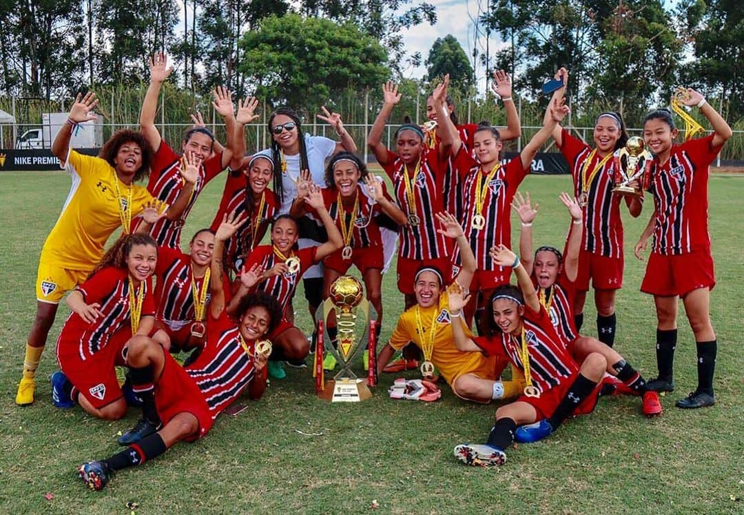 São Paulo FCさんのインスタグラム写真 - (São Paulo FCInstagram)「🖐 Levanta a mão quem foi campeã neste domingo! Parabéns às nossas meninas pelo título da 1ª Copa Nike Feminina Sub-17! 🏆🇾🇪‪ #FutebolFemininoTricolor‬ ‪⠀⠀⠀⠀⠀⠀⠀⠀⠀‬ ‪📸 Miguel Schincariol / saopaulofc.net‬」5月13日 2時54分 - saopaulofc