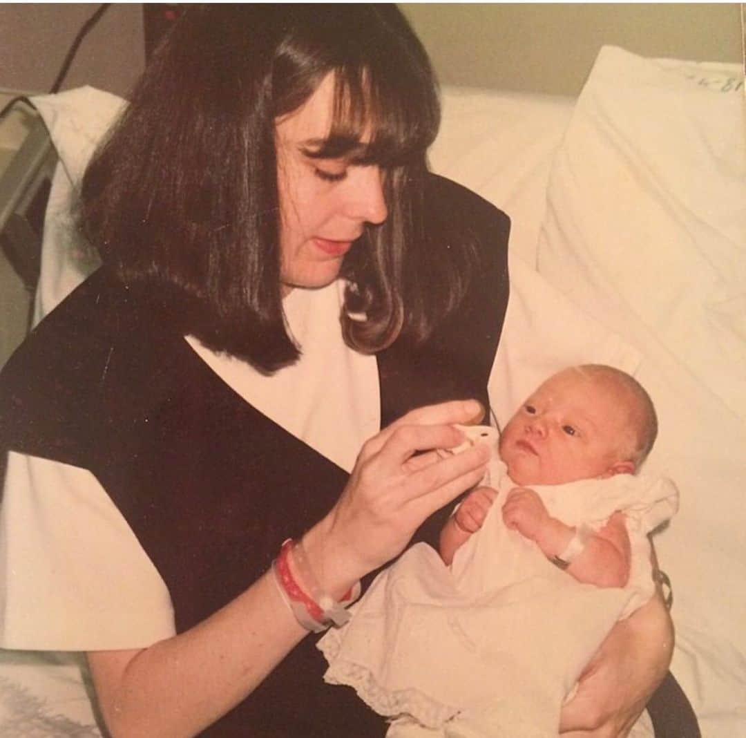ダコタ・ファニングのインスタグラム：「The day after she became my mom, and my little alien self became the luckiest girl in the world. Happy Mother’s Day Mama, I love you so much.」