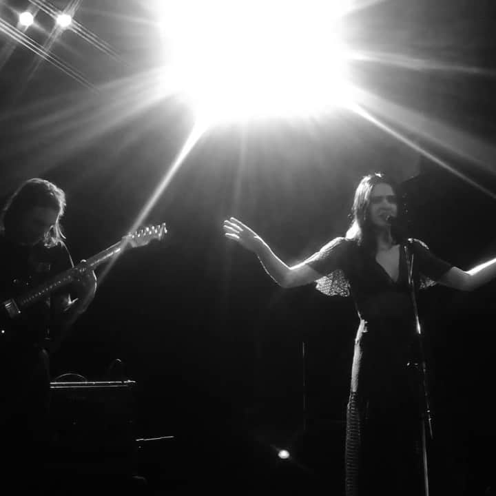 クリスティナ・バザンのインスタグラム：「Thanks Toronto for a beautiful although very short time in town for the Toronto music week festival, performing an acoustic set with @martinrocchia at the @thegreathall 🇨🇦 @livenationfr @e47records Video @iulia_matei」