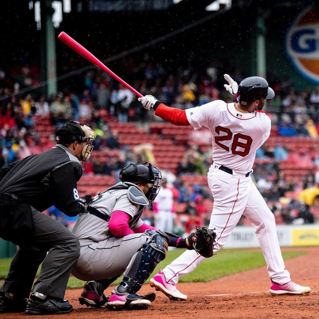 ボストン・レッドソックスさんのインスタグラム写真 - (ボストン・レッドソックスInstagram)「The pink bat seems to be working!」5月13日 3時03分 - redsox