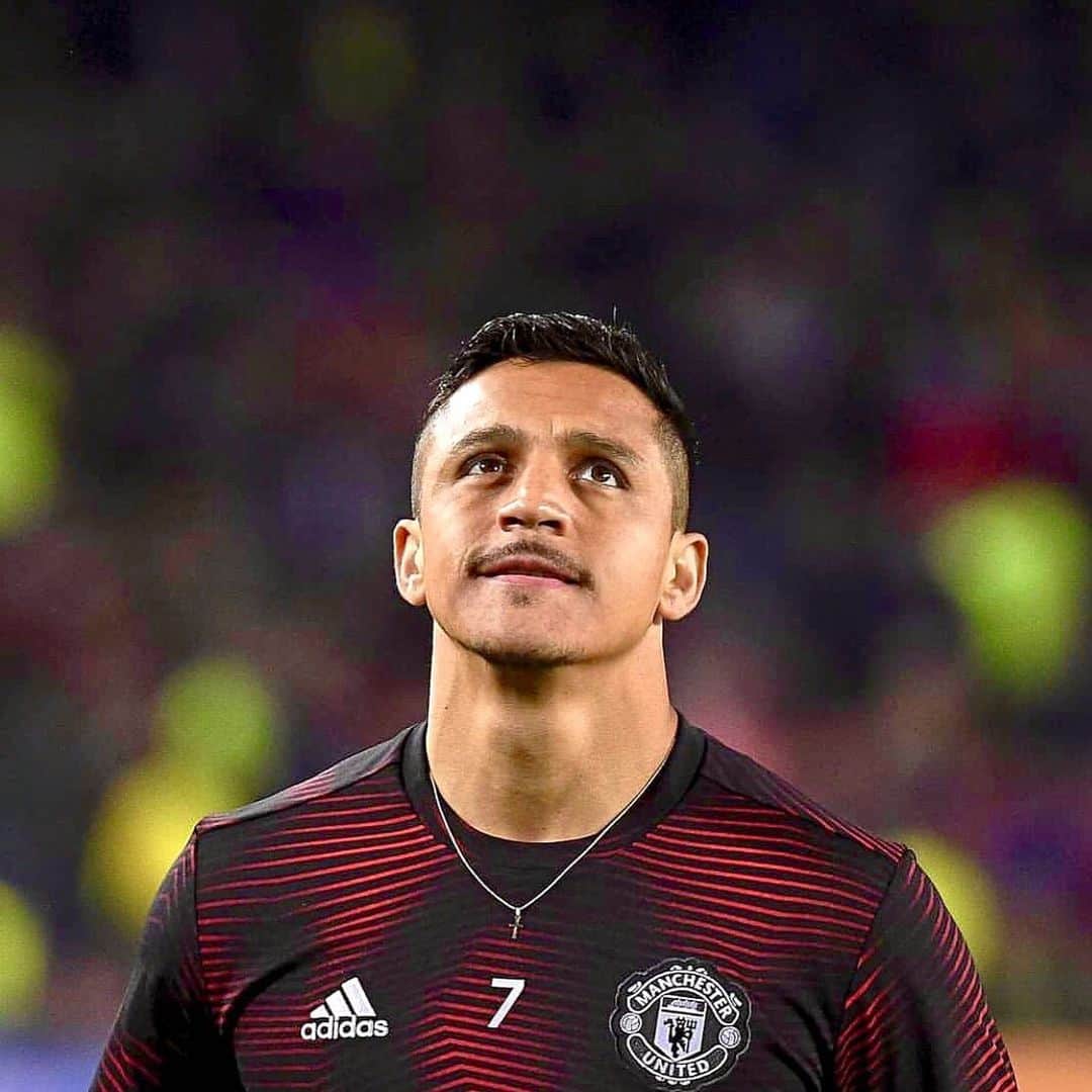 アレクシス・サンチェスのインスタグラム：「Fue una temporada muy complicada, pero ellos los fans, son los únicos que se merecen unas disculpas, te apoyan siempre a pesar de todo por este club. En lo personal, no jugué todo lo que esperaba, me lesioné de cosas que nunca me habían pasado. Hay cosas internas que la gente y periodistas hablan sin saber. Siempre fui profesional en todo sentido, ofrezco disculpas a los fans 🙏🏽 por no estar peleando cosas importantes, siendo que somos el Manchester United.  Jugadores y Staff saquemos conclusión, si hicimos lo correcto y entregamos lo mejor de cada uno por esta camiseta... Estoy seguro que el Manchester United, volverá a ser el club, que algún día fue, con el señor Alex Ferguson. ⬇️ 🙏🏽 It was a very tough season...the fan are the ones who deserve an apology as they always support you no matter what happens. Personally, I didn’t perform as much as I was expecting because of unpredictable injuries. Press and people were speculating of things that were not even true. I was always a professional in all aspects. I apologise to the fans 🙏 for not be able to achieve our goals,Nevertheless we are Manchester United! Players and Staff are questioning if we were doing the right thing and if we were giving our best for this football shirt ... I'm certain that Manchester United one day will return to be the club, as it  was in the old days with Mr. Alex Ferguson. 💪🏽....」