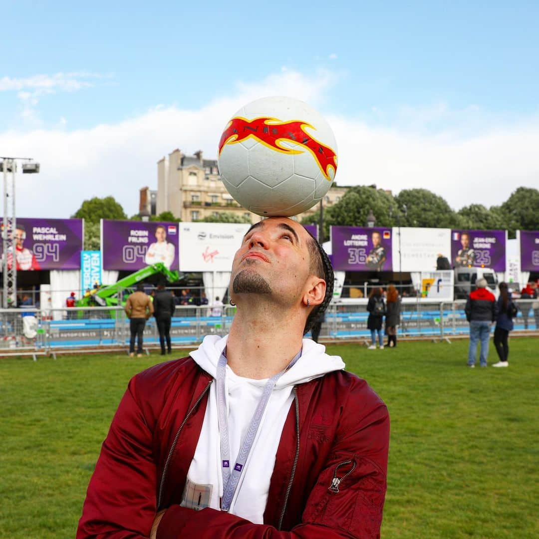 ショーン・ガルニエさんのインスタグラム写真 - (ショーン・ガルニエInstagram)「WEEKEND IS OVER !😎 🔸 How long can you hold the ball on your head ?⬇️⬇️⬇️ 🔸 I had the blast this weekend  watching your comment on my last video : 100 NUTMEGS IN 24 HOURS CHALLENGE !  FULL EPISODE : 🅱️ℹ️🅾️ 🔸 🇫🇷 Combien de temps tu peux garder la balle en équilibre sur ta tete ?  Va voir ma dernière vidéo ou j’ essai de relever le challenge de mettre 100 Petits ponts en 24 H  LE LIEN : 🅱️ℹ️🅾️ 🔸 ⚽️ @urbanball 📍 @fiaformulae 📸 @hakim.am  #seangarnier #urbanballer #petitpont #nutmeg #skills #football #formulae #cars」5月13日 3時11分 - seanfreestyle