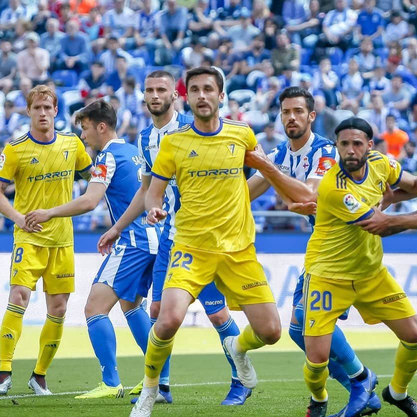 のインスタグラム：「Buen punto en un campo muy difícil. Seguimos en la pelea!! Vamos Cádiz🤘🏻💛💙」