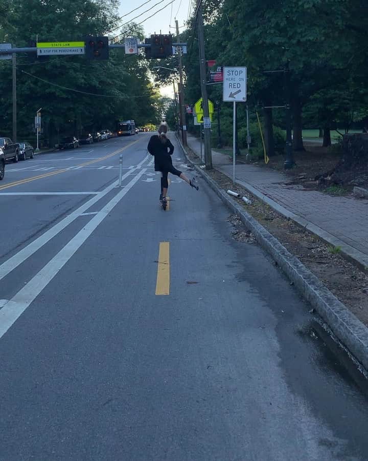 デビー・ライアンのインスタグラム：「This gai left her rollerblades home in LA but is celebrating a birthday today with a limber scoot  Last year brought me my first adventures in Hawaii, Spain, Seattle, New Zealand, further around Australia... — I backflipped in an underground salt cave, got to shadow for a month in an incredible directing mentorship program (ty Ryan Murphy, Hernando, Brad, Austin and Maggie), studied capoeira, got back into dance, shot a machine gun and trained in boxing.  Four movies I did and a v special Netflix show came out last year, important conversations were sparked; I got rid of my car and marie kondo-d my house, got engaged to the coolest guy ever (sparks joy) and experienced my tribe moving through major milestones in their worlds — literally don’t know how 26 is gonna measure up but at least my scooter game’s getting more powerful」