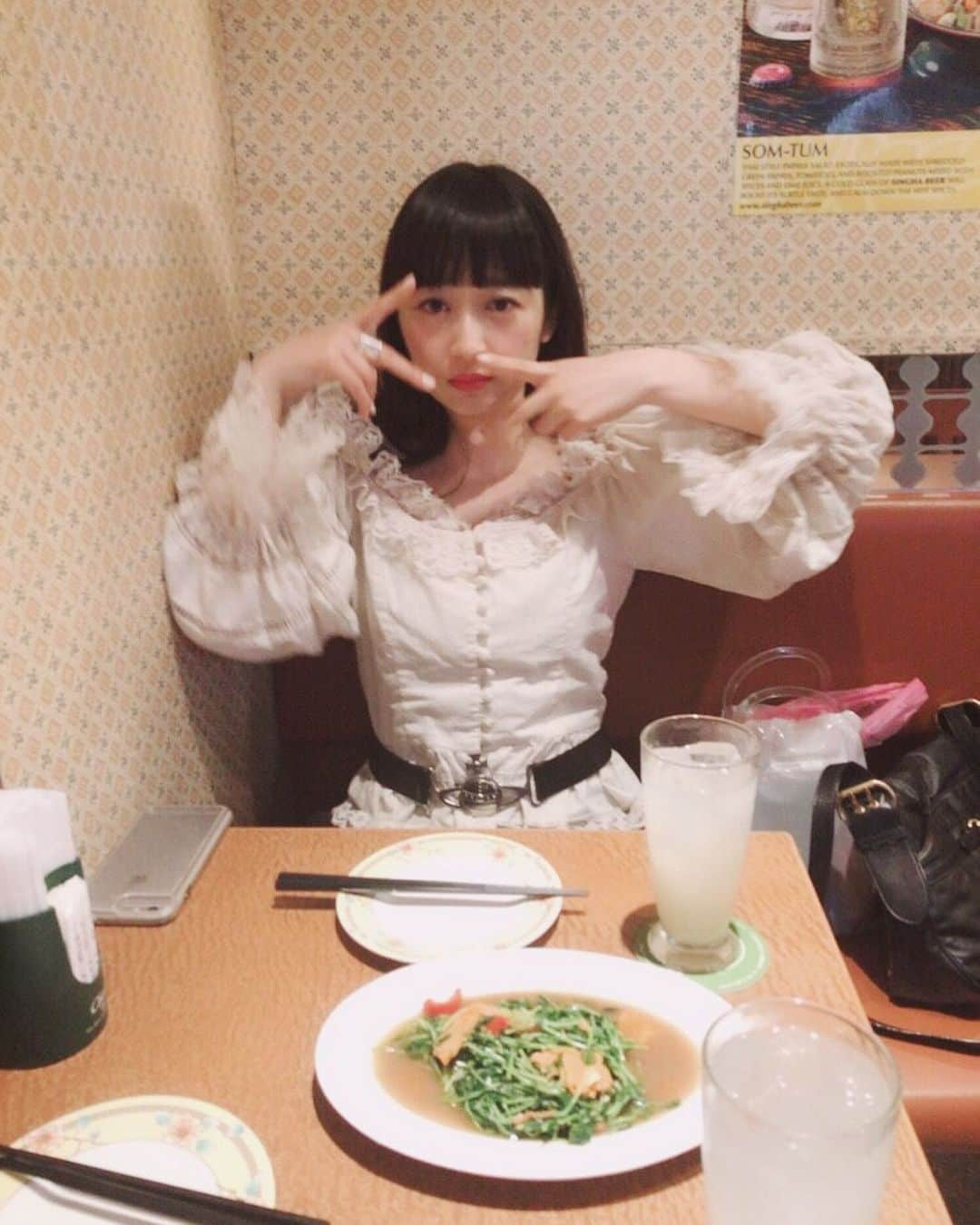 小川暖奈さんのインスタグラム写真 - (小川暖奈Instagram)「この古着のブラウス気に入ってまーす！ 報告でーす！」5月13日 14時04分 - ogawah