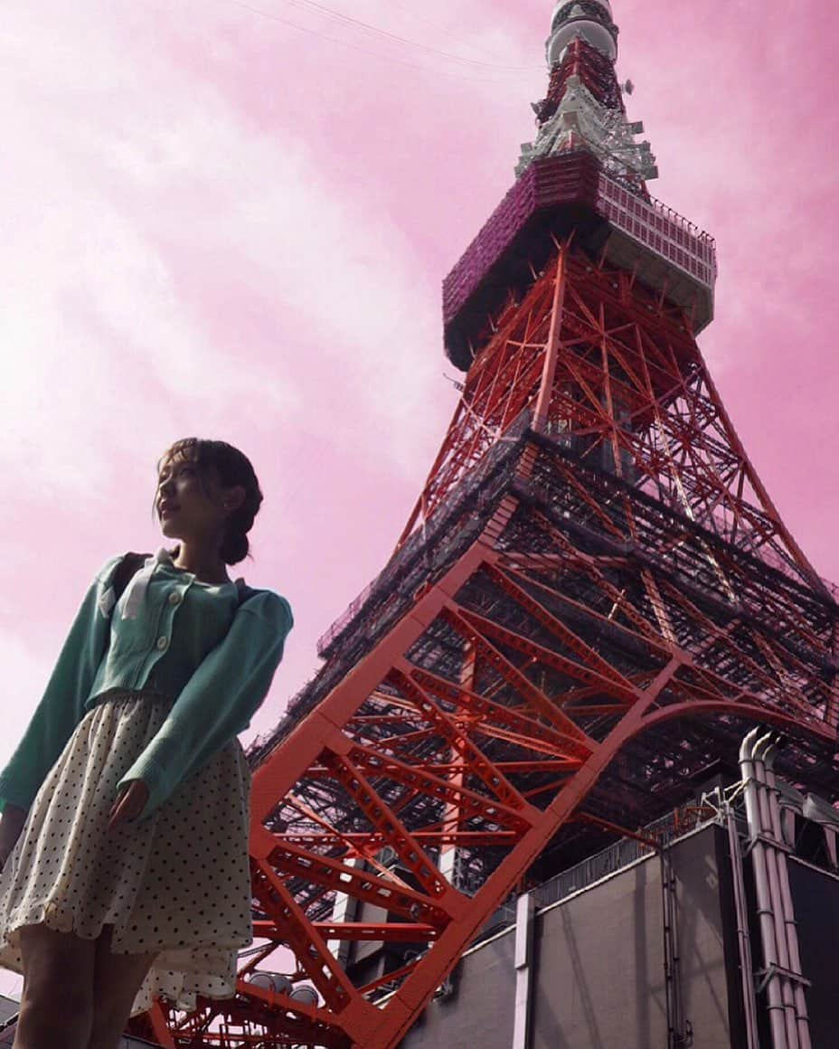 愛田杏奈さんのインスタグラム写真 - (愛田杏奈Instagram)「. 『東京タワーとわたし』 . . 昨日東京タワーのスタジオでライブで 数年ぶりに間近で見ました🗼 . 久しぶりの東京タワーかっこいいねっ . . ライブ後に１人で写真撮ったよーん📷 . 空をピンクに加工してみたら いい感じになった💗💗💗 . . #tokyo #tokyotower #japan #olympus #olympuspen #ミラーレス #ミラーレス一眼 #ピンク空 #色加工 #東京 #東京タワー #写真 #カメラ #カメラ女子 #インスタグラマー #いいねしてね #写真好きな人と繋がりたい #下からアングル #photo #picture #selfie #wifi #instagood #likeforlikes #followme」5月13日 12時32分 - anna_osada