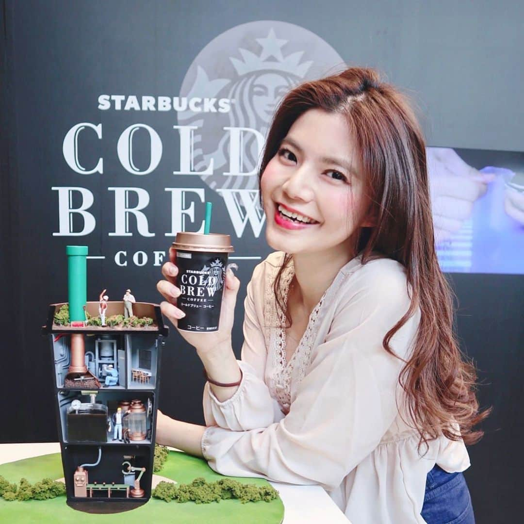 畑有里紗さんのインスタグラム写真 - (畑有里紗Instagram)「“A story of Starbucks Chilled Cup Cold Brew”  スターバックス コールドブリュー コーヒーの 新商品イベントにご招待いただきました☕️ . 奥深く豊かな香りとなめらかな口あたりで じっくり時間をかけ苦味や酸味が抑えてあるので ブラック苦手な私も とても飲みやすくて美味しかったです😇 . ジオラマアニメーターのMOZUさんとの コラボによるこの商品が完成するまでを ストーリー化したコーナーや トリックアートなど体験できる 楽しいスペースになっていました🌟 イベントは今日の20時半まで代官山で一般公開 発売は明日からです！ 初夏にぴったりなコーヒーぜひ飲んでみてね❤︎ .  #スターバックスチルドカップ #コールドブリューコーヒー #スターバックス#チルドカップ#Promotion#スタバ好き#starbacks#新商品#代官山#イベント」5月13日 12時32分 - arii_m36