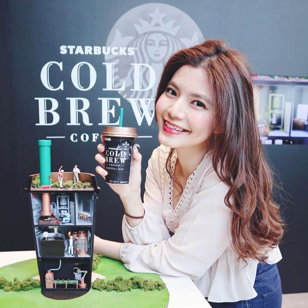 畑有里紗さんのインスタグラム写真 - (畑有里紗Instagram)「“A story of Starbucks Chilled Cup Cold Brew”  スターバックス コールドブリュー コーヒーの 新商品イベントにご招待いただきました☕️ . 奥深く豊かな香りとなめらかな口あたりで じっくり時間をかけ苦味や酸味が抑えてあるので ブラック苦手な私も とても飲みやすくて美味しかったです😇 . ジオラマアニメーターのMOZUさんとの コラボによるこの商品が完成するまでを ストーリー化したコーナーや トリックアートなど体験できる 楽しいスペースになっていました🌟 イベントは今日の20時半まで代官山で一般公開 発売は明日からです！ 初夏にぴったりなコーヒーぜひ飲んでみてね❤︎ .  #スターバックスチルドカップ #コールドブリューコーヒー #スターバックス#チルドカップ#Promotion#スタバ好き#starbacks#新商品#代官山#イベント」5月13日 12時32分 - arii_m36