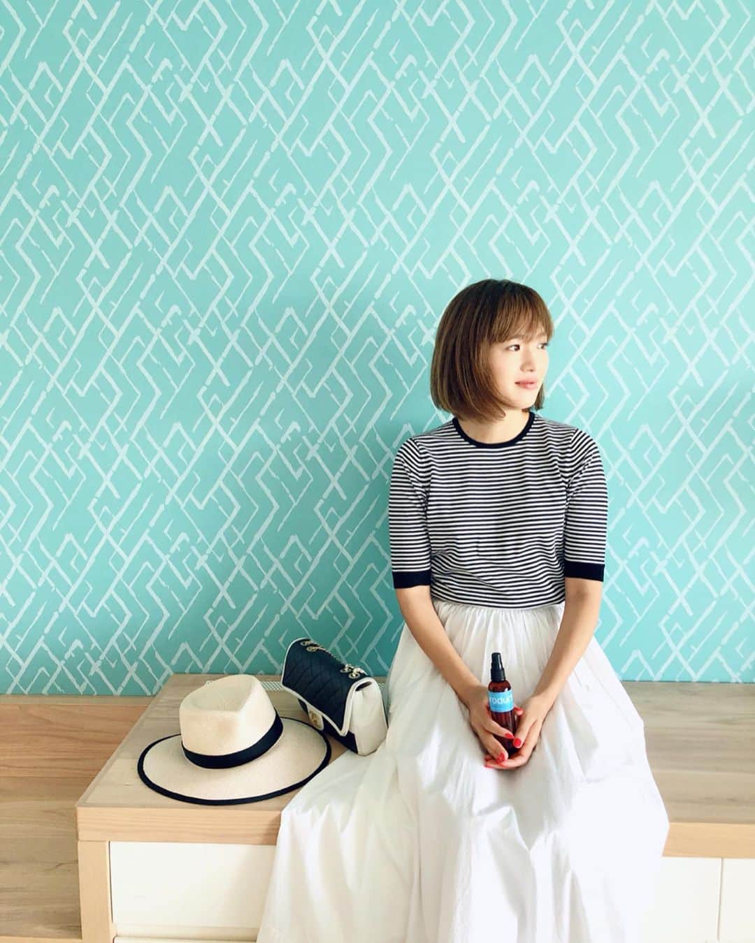 廣瀬規子のインスタグラム：「今、美容系で何をオススメしますか？と言われたら、まぁ、それなりに色々出てくるけれど、 これは私の毎日になくてはならないものになっていて、是非皆さんにオススメしたい。 特にジムやヨガなど行ってる人で、シャワーとか、頭まで洗ってる時間がない人とか、私みたいに前髪があって、メイクするのにヘアバンドして、ヘアバンド取ったら前髪がいちいち散らかって困っている人とか、、、😂前置き長いけど、、、 その名も @theproduct.jp のドライシャンプー！！！ * 地肌に向けてシュッシュッシュッとして、軽くマッサージするだけで、髪がおさまるし、スッキリするの。 * スキンケアの方も大好きで、既に何度もリピしているけど、これも間違いなくリピ決定❣️ * ほんと、オススメです！ * 髪もね、洗い過ぎて地肌が乾燥し過ぎてしまって、老化が加速してしまったり、ニオイの原因になったりとか、、色々ありますからね。 気になる方、是非✨ * 写真は賢島の @shimabaysideterrace にいる時、みやこ @miyare38 が のりちゃん、ここやで！ここえーんちゃうん💓と、お部屋の中で、ディレクションしながら撮ってくれた。ありがとうね🤗💕 * そして、プロダクトを私に教えてくれた あっちゃ @blenda0305 、 貴女が勧めるものは、ホンマに良きなのよ。いつもありがとうね🤗💓 * それにしても、想いが詰まりすぎると、極端に短いか、長いかになる私です😂🙇‍♀️ * #ザプロダクト  #ドライシャンプー #美容 #ヘアケア #激しくオススメ」