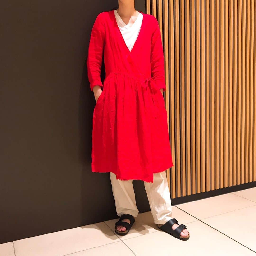 Simply_apronさんのインスタグラム写真 - (Simply_apronInstagram)「【スタッフおすすめ！サマーアイテム】さらっとした麻の肌触りが心地よいリネンガウン。  トップス部分はコンパクトなサイズ感で、さっと羽織るだけでスタイリッシュに着こなせます。 両サイドの紐を結ぶとカシュクールワンピースとしても着ていただける2way仕様。  朝晩がまだ少しひんやりする今の時期や、梅雨の時期の羽織、夏の冷房・日差し対策として、様々なシーンで活躍すること間違いなし！  是非、コレド室町店でお試しくださいね。 ジャパンリネンガウン 22,000円+税 Col:レッド、ブルー 商品コード:SY9S3102 @simplycoltd  #simply #シンプリー #simplycoltd #エプロン #お出かけエプロン #ワークウエア #ウエア #apron #wear #workwear #キッチン雑貨 #キッチン #kitchen #simplygood #ボーイな女 #大人カジュアル #麻 #linen #リネン #ガウン #リネンガウン #ジャパンリネン #2way」5月13日 12時33分 - simplycoltd