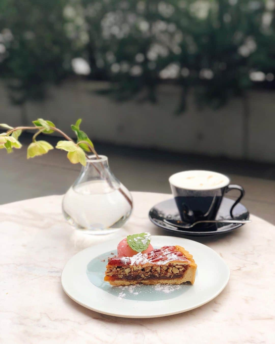 黒田麻理耶さんのインスタグラム写真 - (黒田麻理耶Instagram)「. 日曜日のtea time☕️🍰 . ソイラテと季節のタルトを❤️ 今の時期はピーカンナッツのタルトでした😋 ナッツ系のタルトやお菓子大好き🥜 . さて、今週からまた頑張りましょう🙋✨ . #ELLEcafe  #ELLEcafejapan #ELLEcafeaoyama  #表参道  #青山 #季節のタルト  #ピーカンナッツのタルト #スイーツ  #ケーキ  #teatime」5月13日 12時35分 - mariya_kuroda