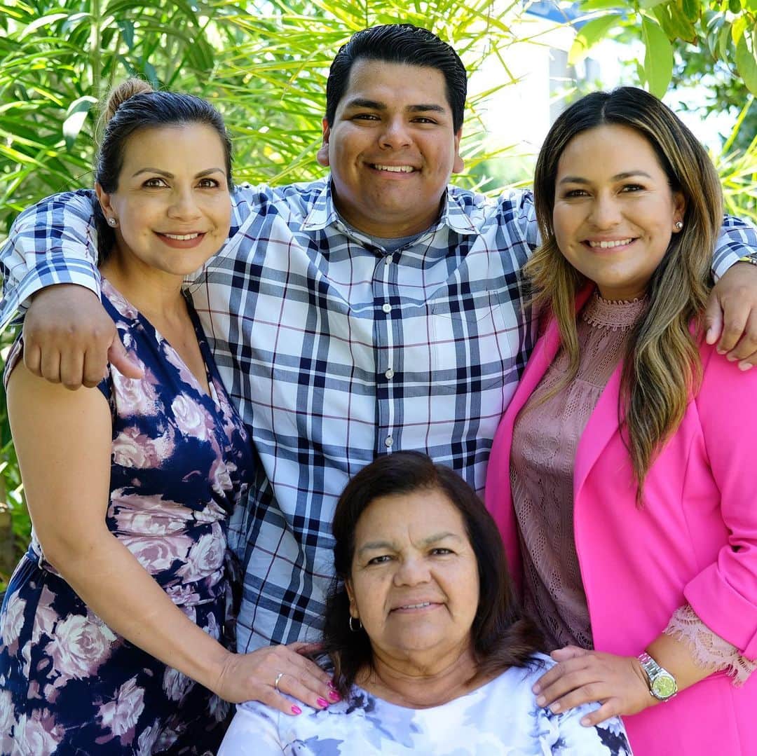 リセット・サラスのインスタグラム：「Happy Mother's Day!  So glad we were able to get together and surprise my mom and grandma with a mariachi. Hope everyone had an amazing day with their moms, thank you for all you do! 💐」