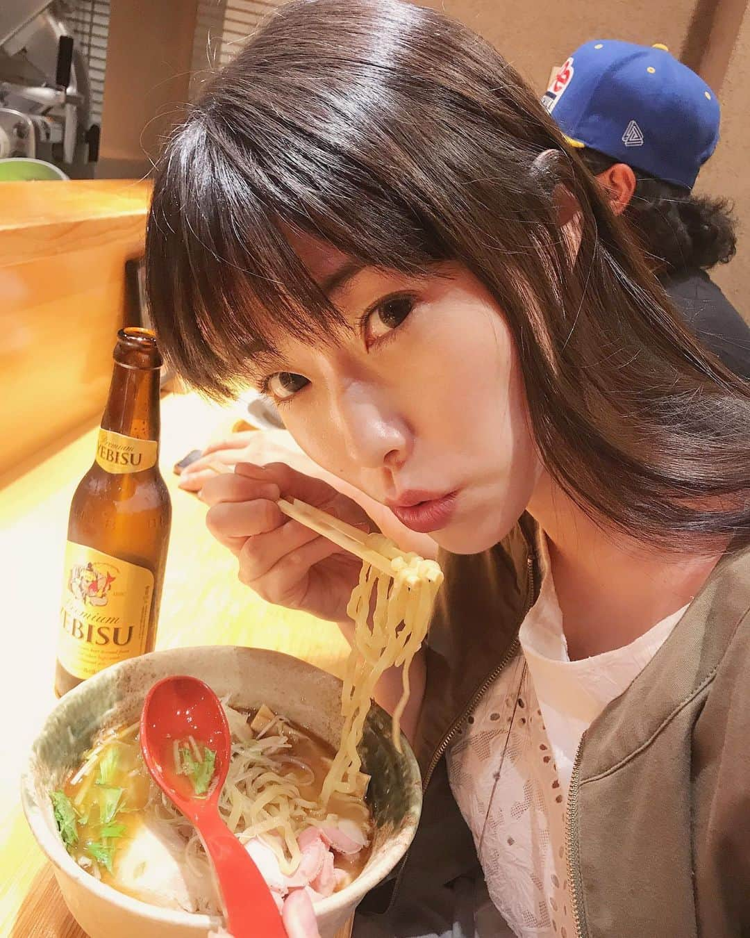 小田飛鳥さんのインスタグラム写真 - (小田飛鳥Instagram)「従姉妹や弟夫婦達と一緒に観劇した後、親戚一同で #米とサーカス 🎪 虫や珍獣を食べさせてくれるお店です… 猪、ラクダ、アライグマの焼肉美味しかった… サソリ酒で #精力増強 ↑↑ 〆は #ラーメンたかはし です🍜」5月13日 12時39分 - asuka_oda_0320