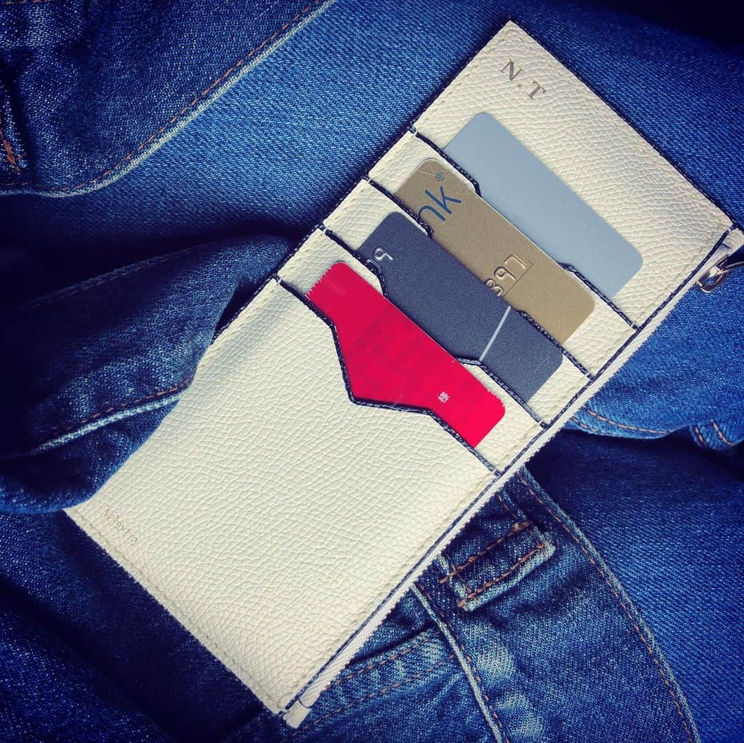 辻直子さんのインスタグラム写真 - (辻直子Instagram)「#somethingwhite #wallet#valextra #これのなかには#これが入ってる #イニシャルをいれて#こういうことがすき  どこかに白を持つのがすきです」5月13日 12時39分 - naoko.ts