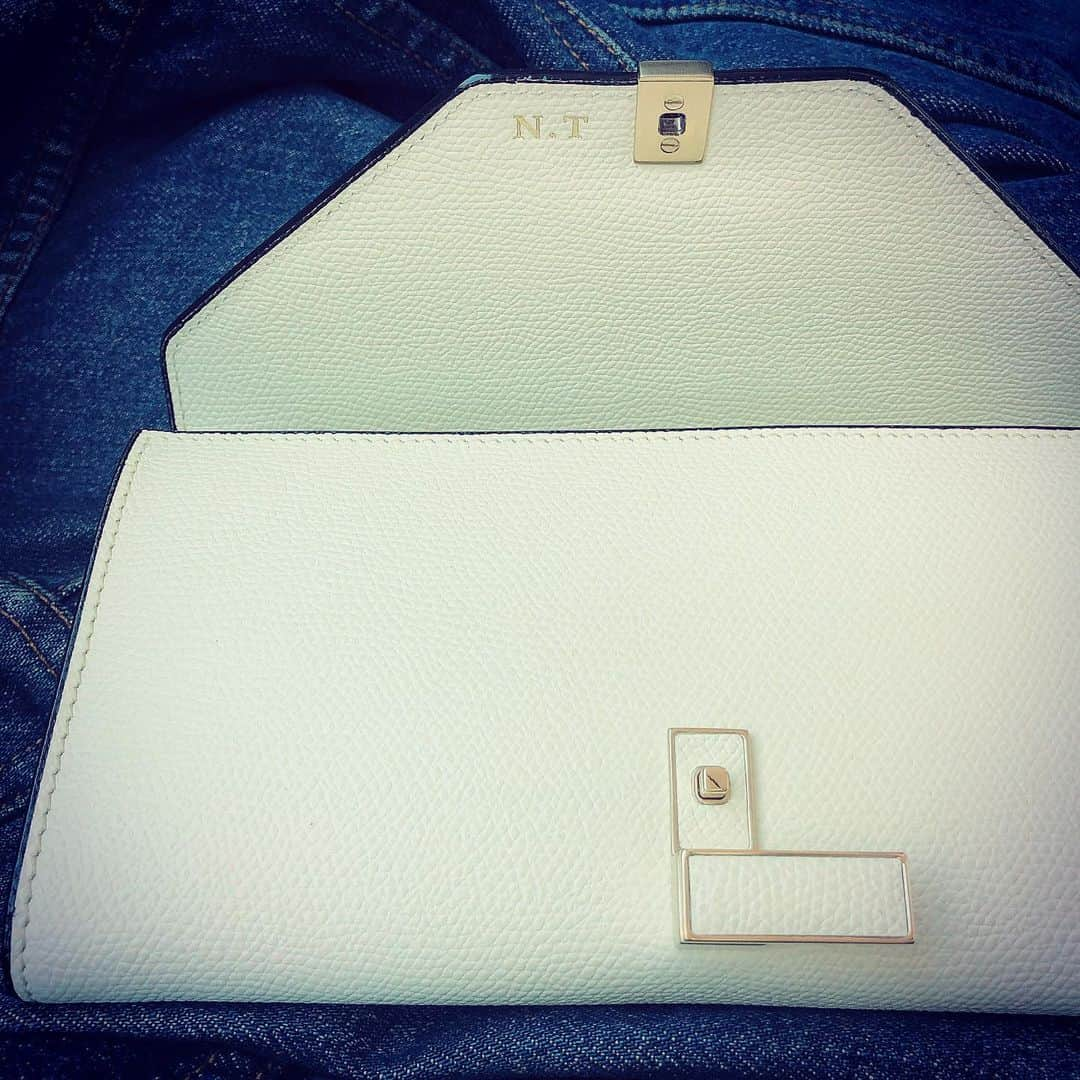 辻直子さんのインスタグラム写真 - (辻直子Instagram)「#somethingwhite #wallet#valextra #これのなかには#これが入ってる #イニシャルをいれて#こういうことがすき  どこかに白を持つのがすきです」5月13日 12時39分 - naoko.ts