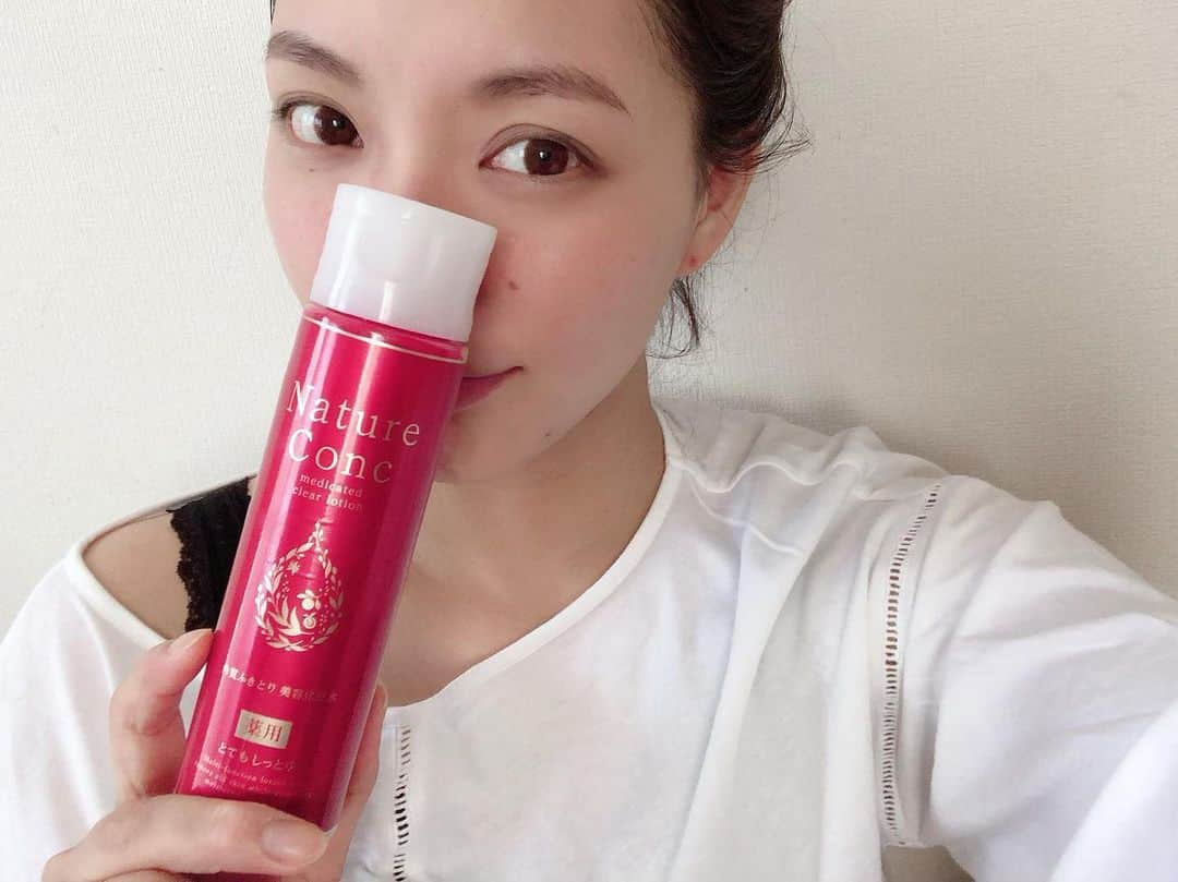 lily112988さんのインスタグラム写真 - (lily112988Instagram)「: #skincare . . アンバサダーをさせていただいている ▶︎ネイチャーコンク @natureconc_narisup . 使い始めて2ヶ月くらい 夜のお風呂上がり スキンケアの一番最初と 朝の洗顔をやめて ふきとりにするようになって 気になっていた 小鼻や顎のザラつきや くすみが気にならなくなってきて いつも肌あれしがちな花粉の時期も 肌トラブル無し✨ . 朝洗面所に立って 顔洗ってスキンケアしてる時間 ほんっっっっとに勿体ない！！ ふきとりなら コットンに出して 歩きながらでも出来ちゃうよ☜わたしはリアルにそうしてるw . あとは 角質が気になるところ どこでも使えちゃうのが嬉しい！ 夜は 顔のふきとり後に 首からデコルテ そのまま膝肘 なんなら背中とかまで◎ 友達にオススメしたら 旦那さんも肘のガサつきが気になるって 使い始めてくれたみたい(∩´∀`∩)♡ . 今日は 二子玉でサンプリングのイベントがあるよーーーっ！ お近くの方はぜひ！！ (わたしいるかもしれません☜ : : : #ネイチャーコンク #ふきとり革命 #ふきとり革命プロジェクト #垢抜け肌 #ふきとり化粧水 #朝洗顔 #ナリスアップ #角質ケア #natureconc #角質ふきとり化粧水 #ブースター #導入美容液 #化粧品 #肌ケア #美肌 #お気に入りコスメ #コスメ好きさんと繋がりたい #コスメマニア #cosme #モデル #読者モデル #ママモデル #beautyまとめ #美容 #美容好きな人と繋がりたい」5月13日 12時44分 - lily112988