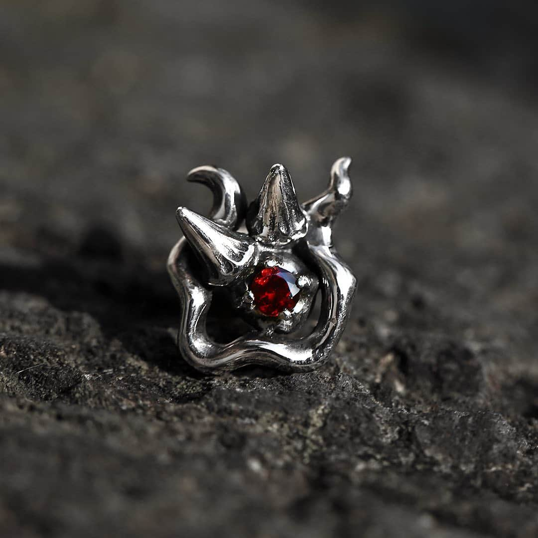 ブラッディマリーさんのインスタグラム写真 - (ブラッディマリーInstagram)「Pierce set : KAI - Kumo/Oni/Tengu ¥28.080-(tax in) Kumo w/Blackdiamond Oni w/Garnet Tengu w/Iolite ・ ・ ・ #bloodymaryjewelry #bloodymary #jewelry #silver #fashion #jewelryporn #jewelrydesign #jewelrygram #accessory #accessories #silverjewelry #ブラッディマリー #シルバーアクセサリー#fashionjewelry #earring #pierce #stone #KAI #アクセサリー #ピアス」5月13日 12時44分 - bloody_mary_official