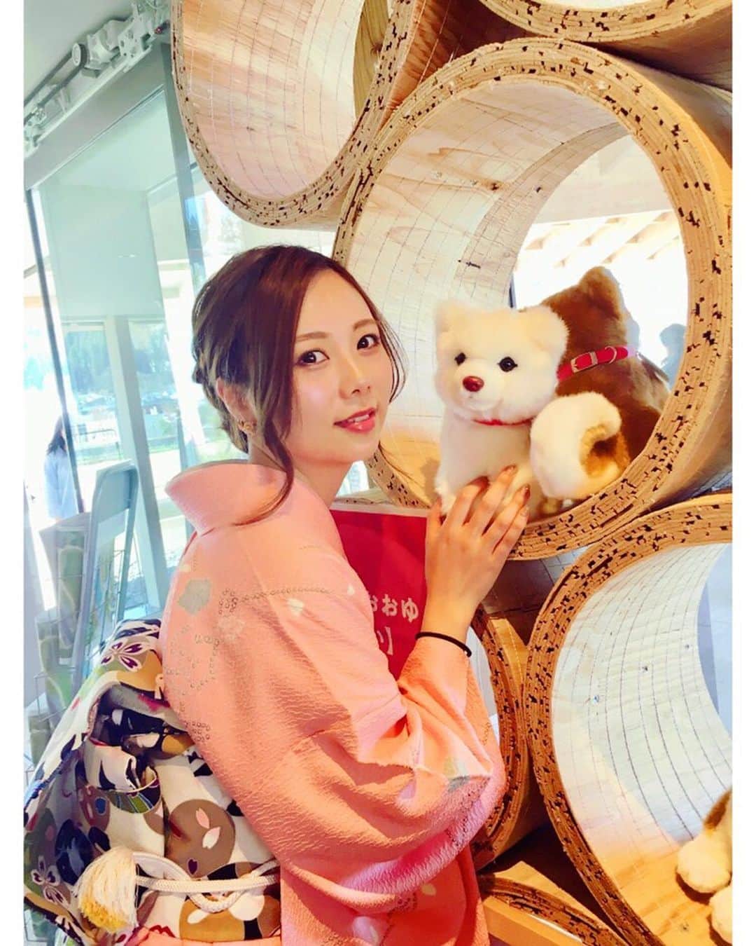 西村季里子のインスタグラム：「・ GWの思い出⑩🌷 ・ 車で弘前へ向かう途中、 秋田を経由して行ったよ🚗💕 途中パーキングエリアに寄ったら、 秋田犬のぬいぐるみがたくさんあって 激かわスポットだった🐶💖 あとはねぶた会館みたいなとこも…👹 今年はねぶた観に行けたらいいな〜💫 #GW#goldenweek #ゴールデンウィーク  #青森県#青森#あおもり#地元#帰省 #ドライブ#車#car #秋田#秋田県#パーキングエリア #秋田犬#🐶#わさお#ねぶた#ねぶた祭り  #着物#お着物#着物でおでかけ #kimono  #followme #follow」